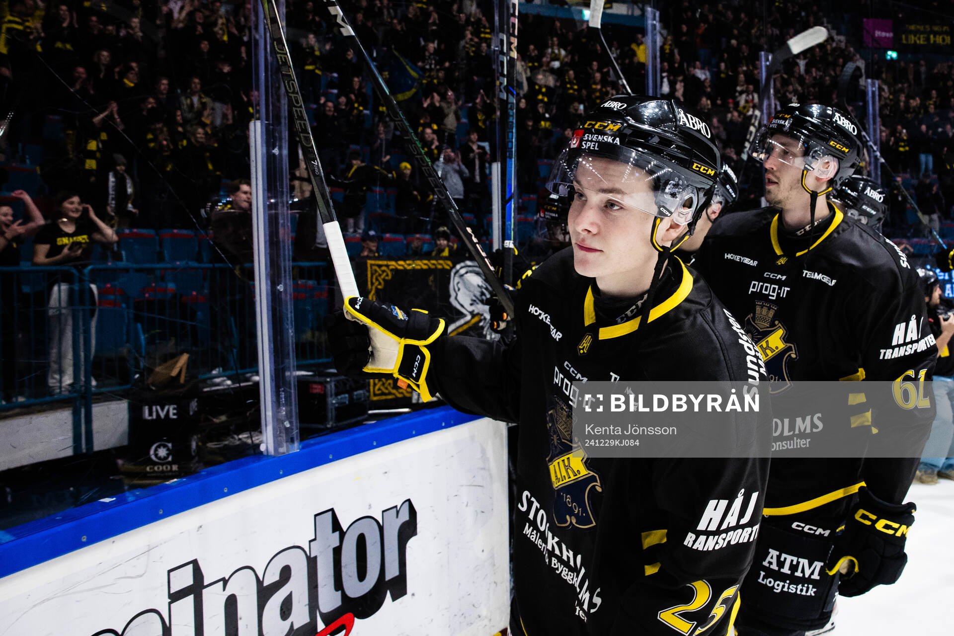AIKs Theo Hårdstam och Simon Åkerström jublar