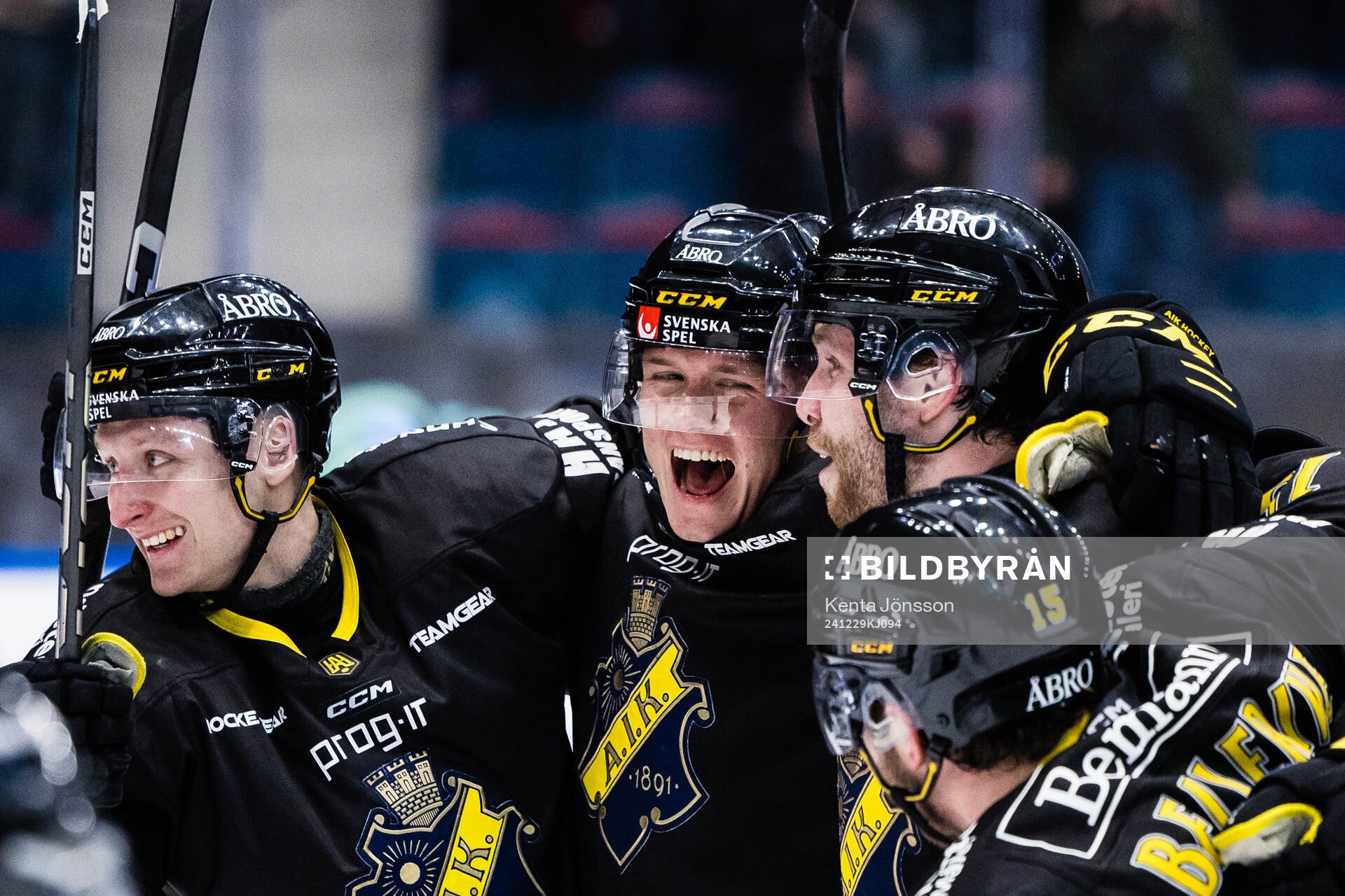 AIKs Lukas Zetterberg jublar med Oliver Tärnström och