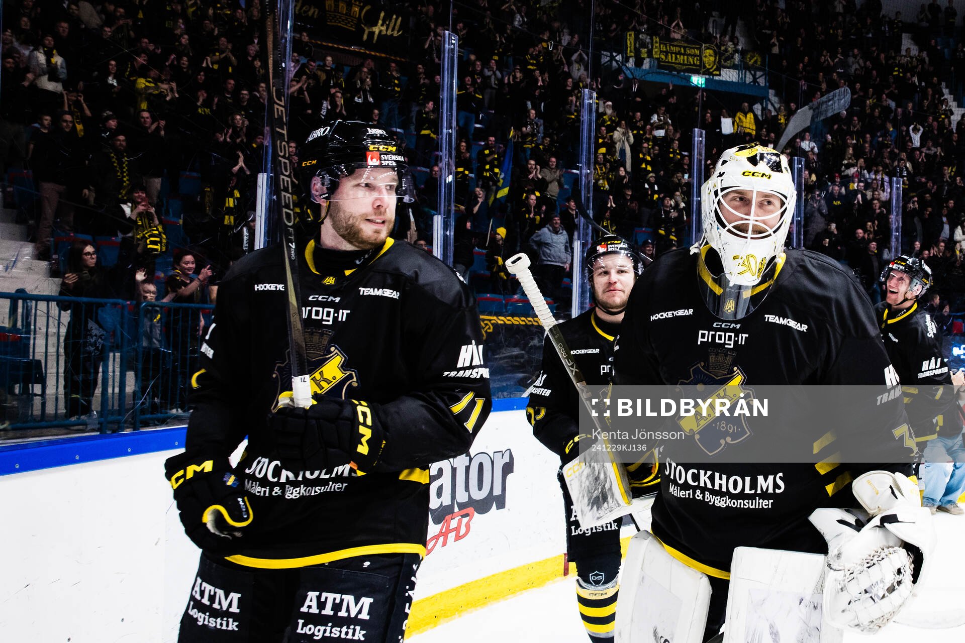 AIKs Lukas Zetterberg och målvakt Victor Brattström jublar