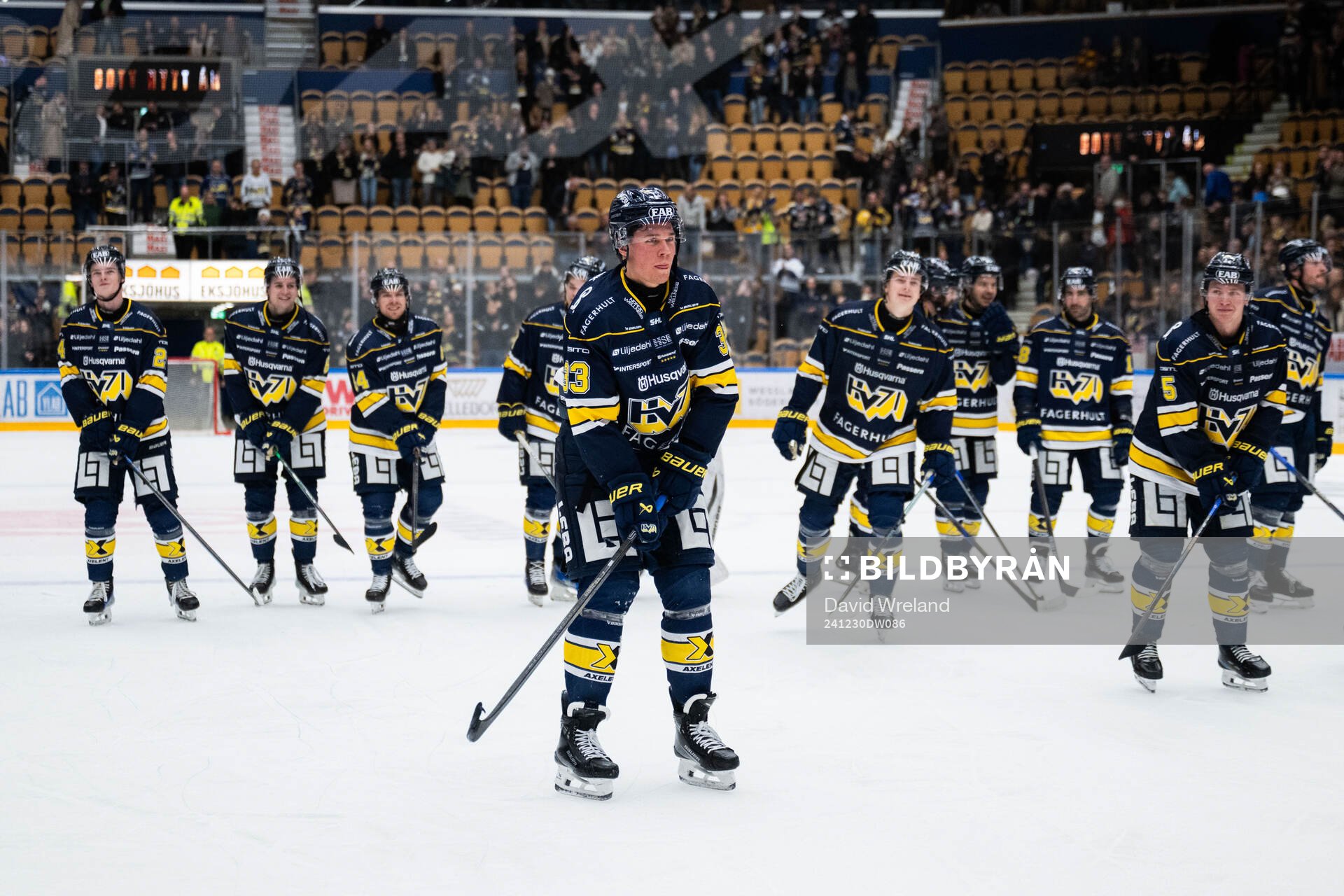 HV71s Måns Lindbäck jublar