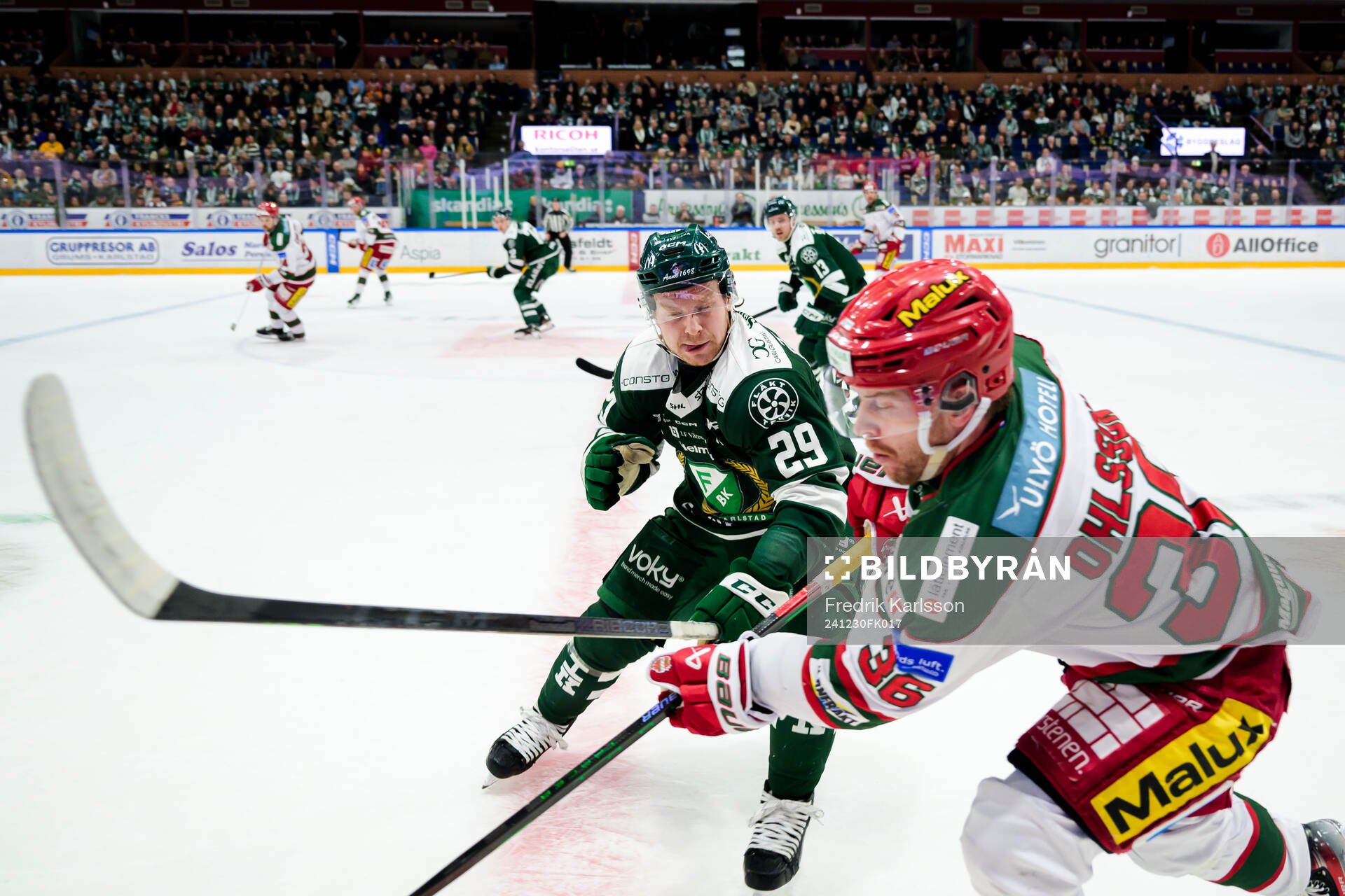Färjestads Oskar Steen och Modos Sebastian Ohlsson