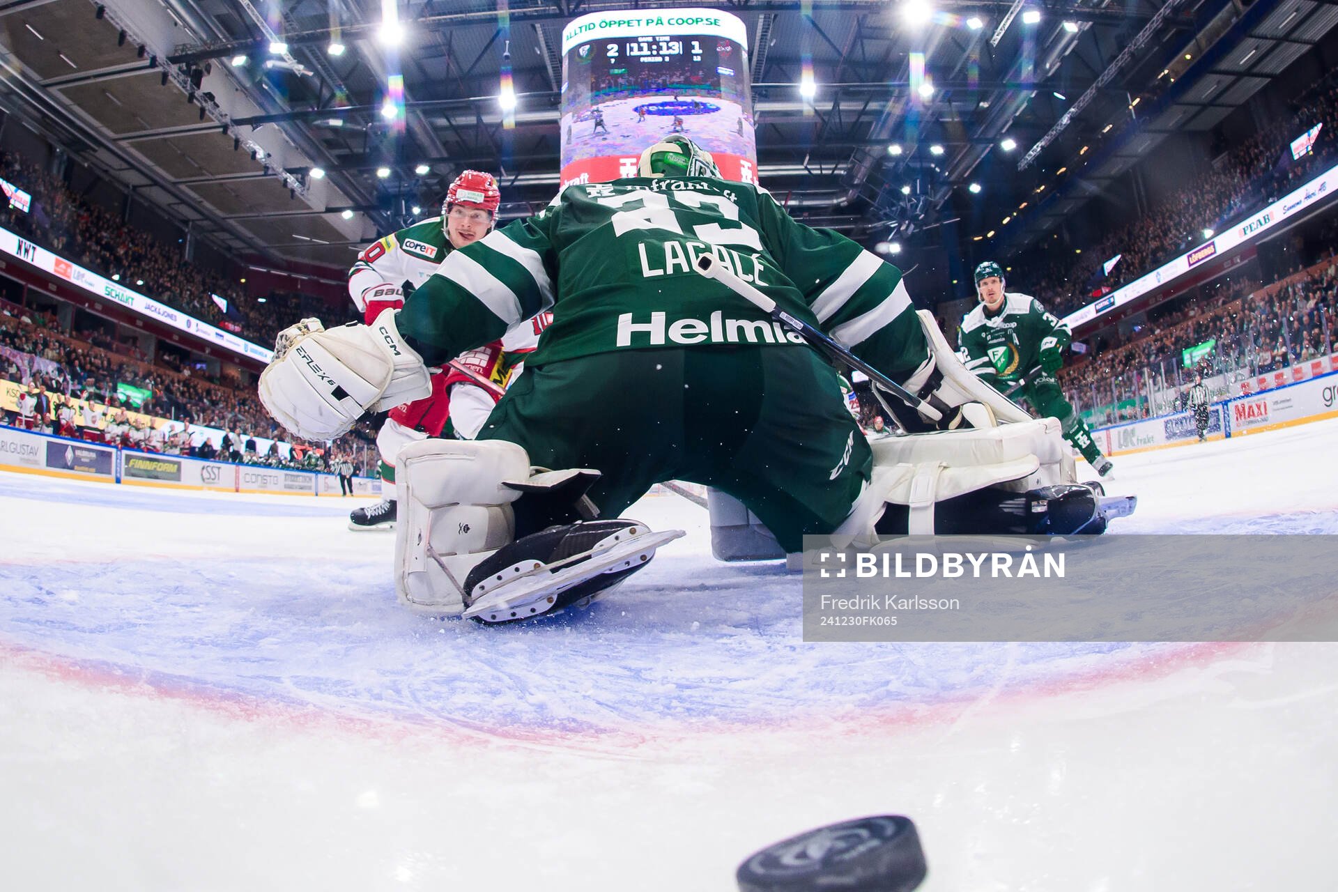 Modos Sampo Ranta skjuter 2-2 bakom Färjestads målvakt