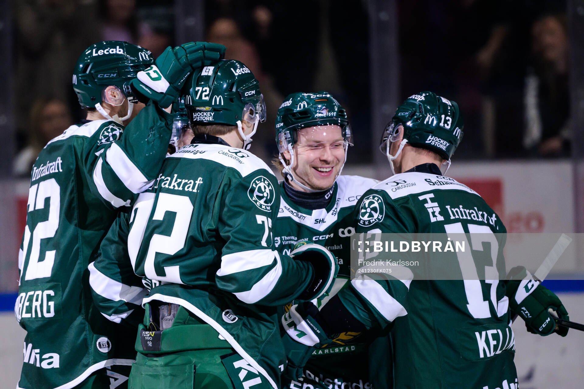 Färjestads Oskar Steen jublar med lagkamrater