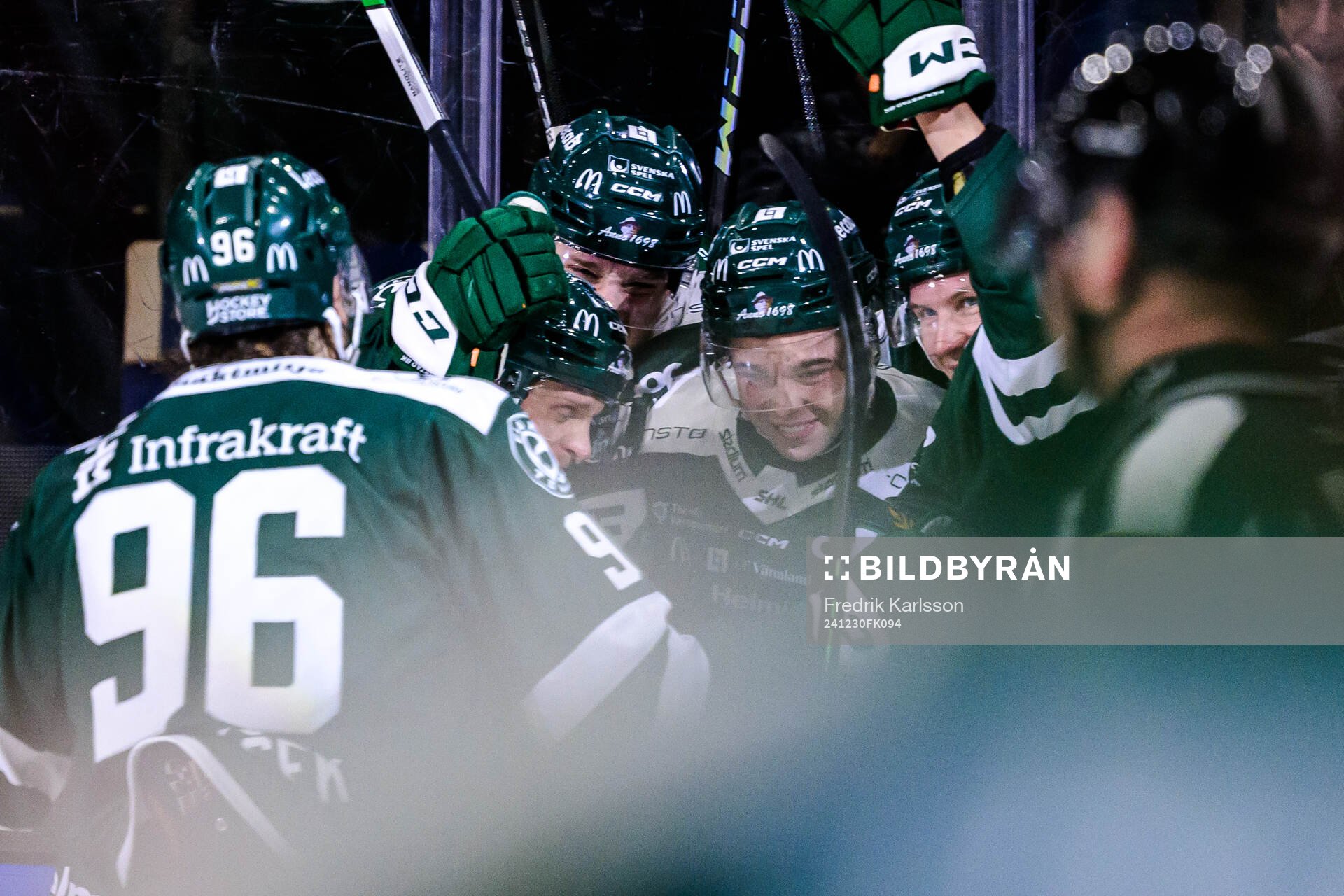 Färjestads Adam Ollas Mattsson jublar med lagkamrater