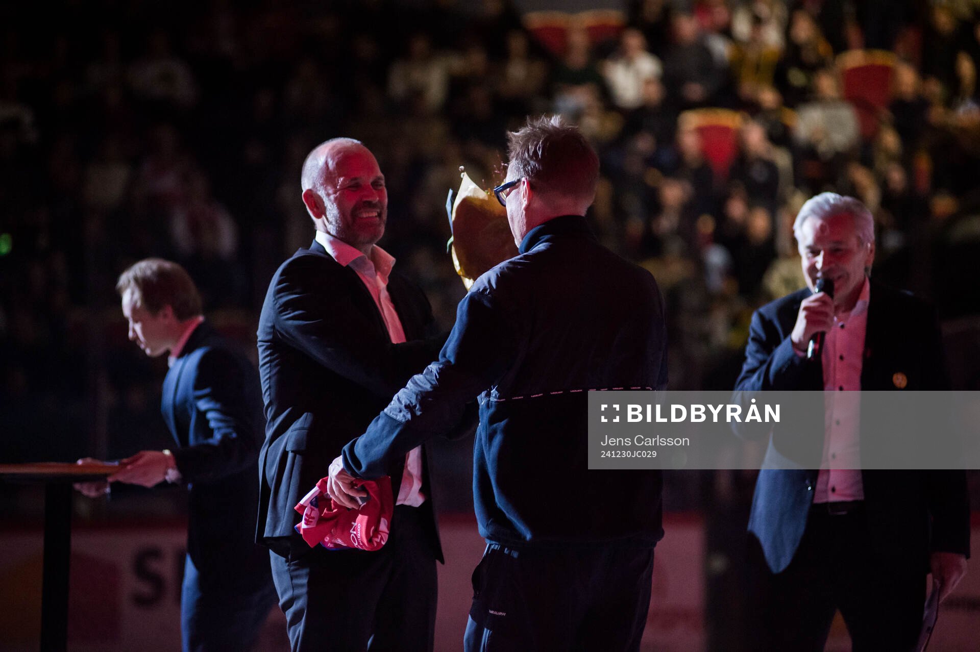 Tommy Sjödin får sin vepa hissad och hyllas av Anders Huss