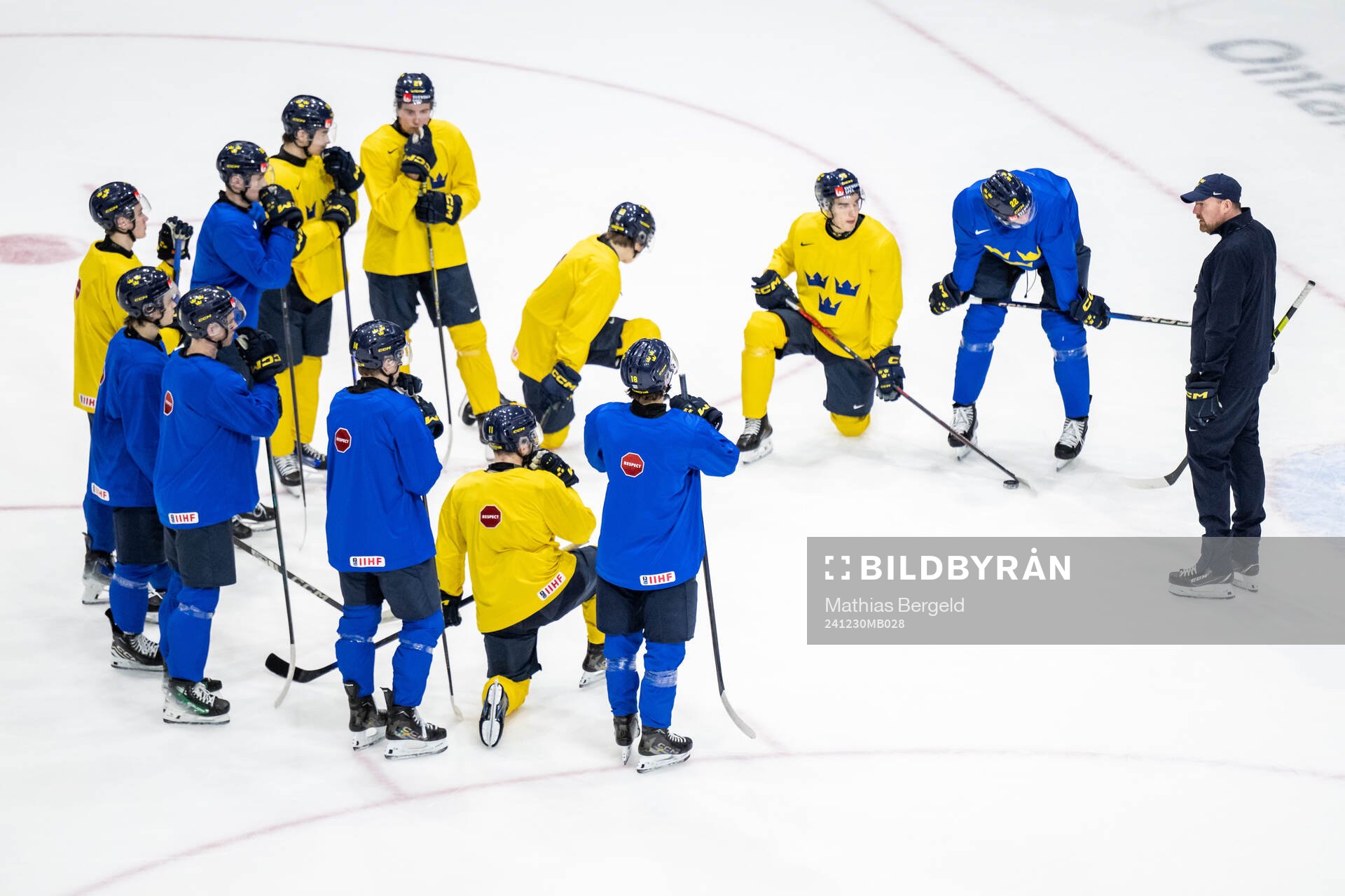 Assistant coach Gereon Dahlgren talks to players of Sweden
