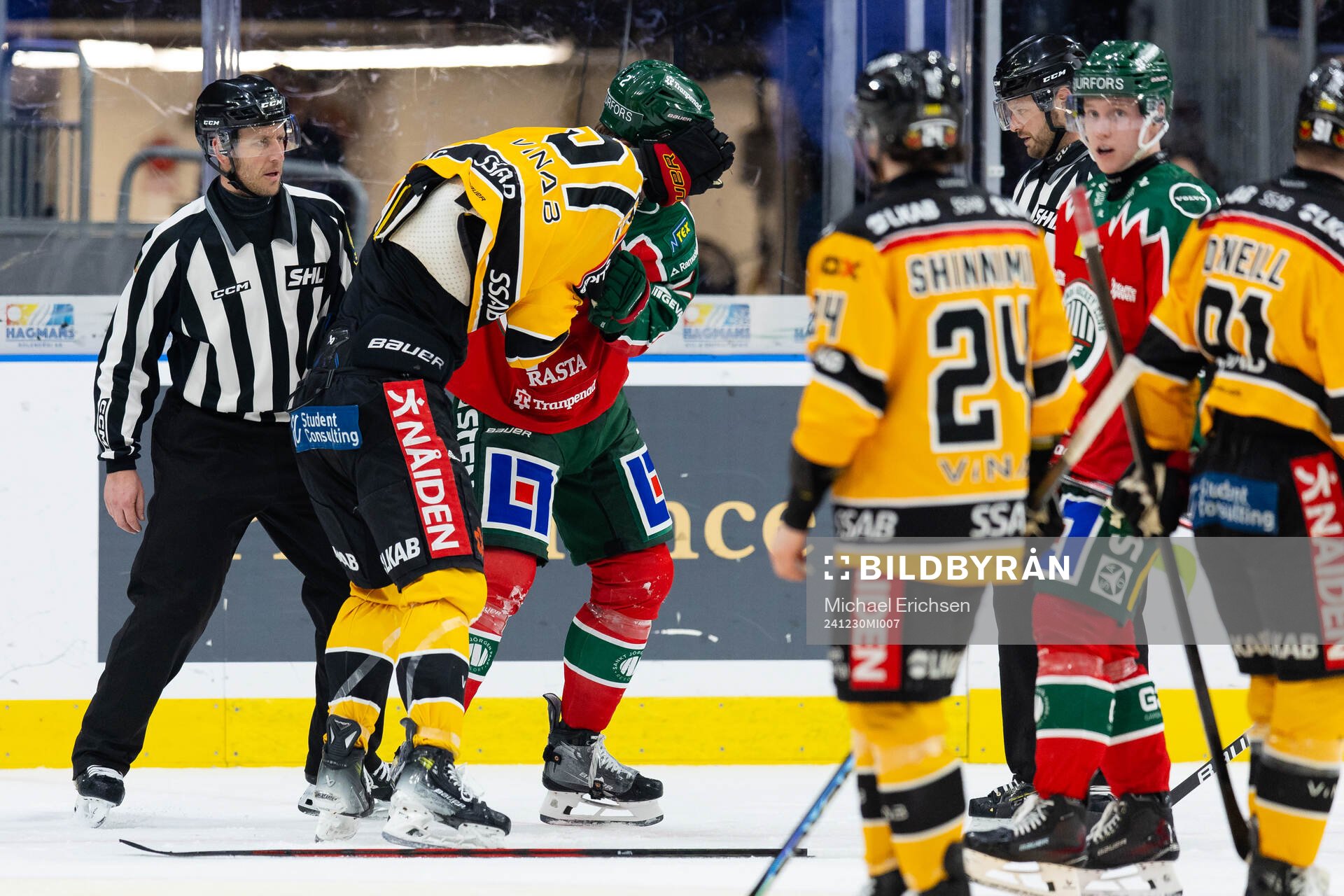 Luleås Markus Nurmi och Frölundas Christian Folin i fight