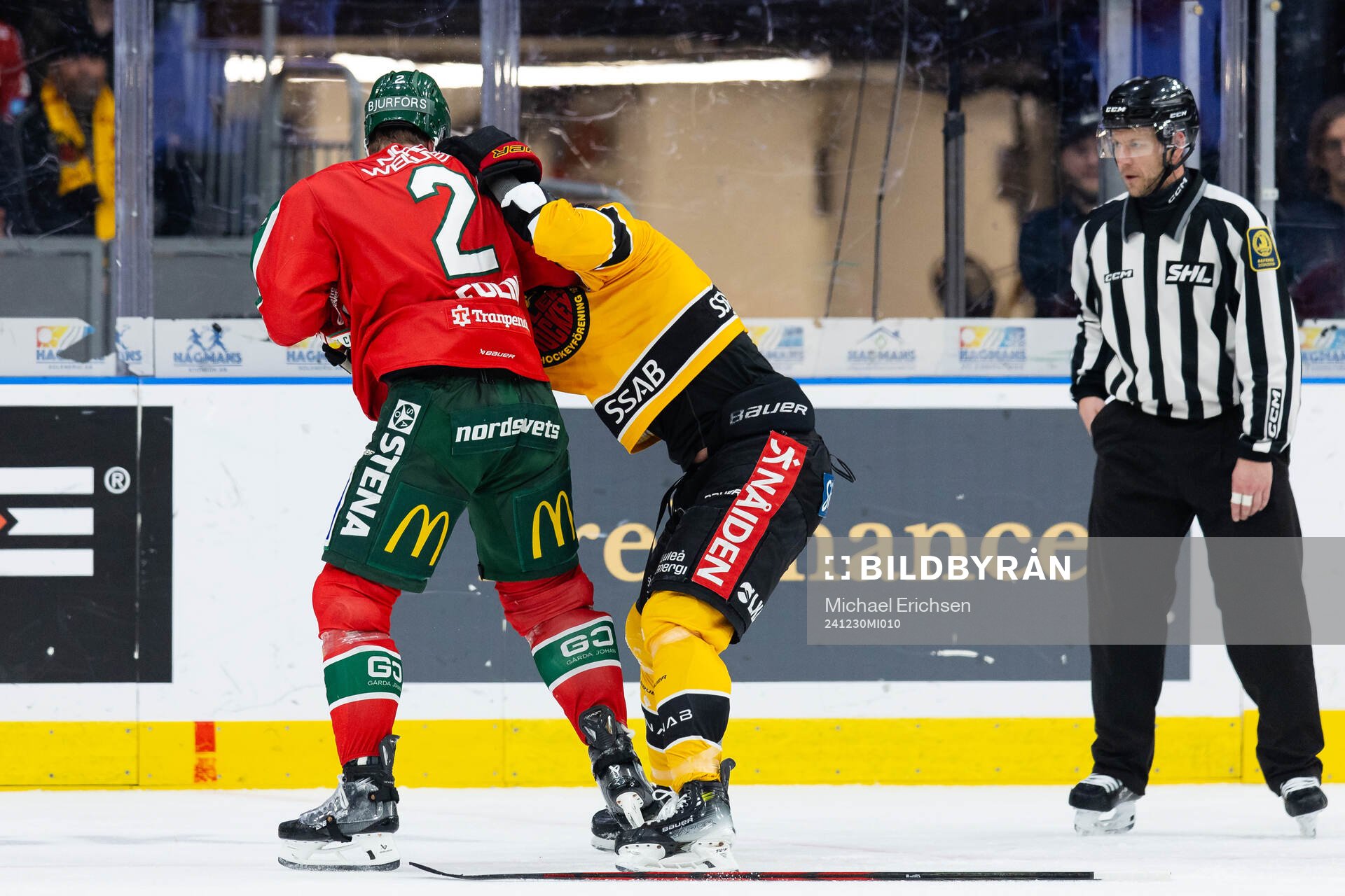 Luleås Markus Nurmi och Frölundas Christian Folin i fight