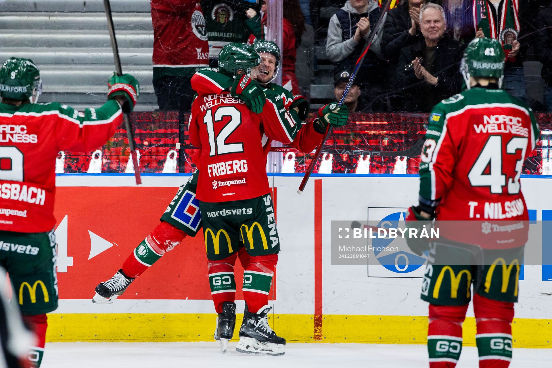 Frölundas Nicklas Lasu jublar med Max Friberg