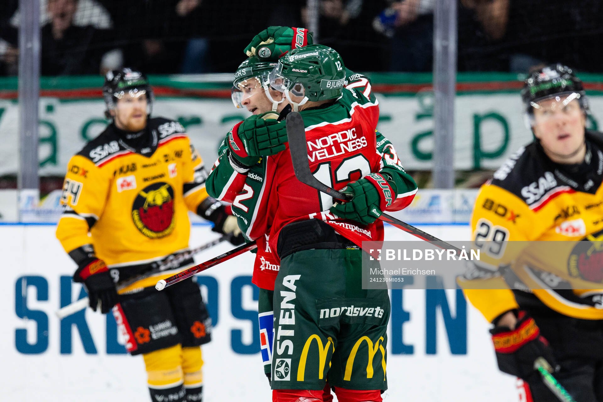 Frölundas Mikael Ruohomaa jublar ihop med Max Friberg