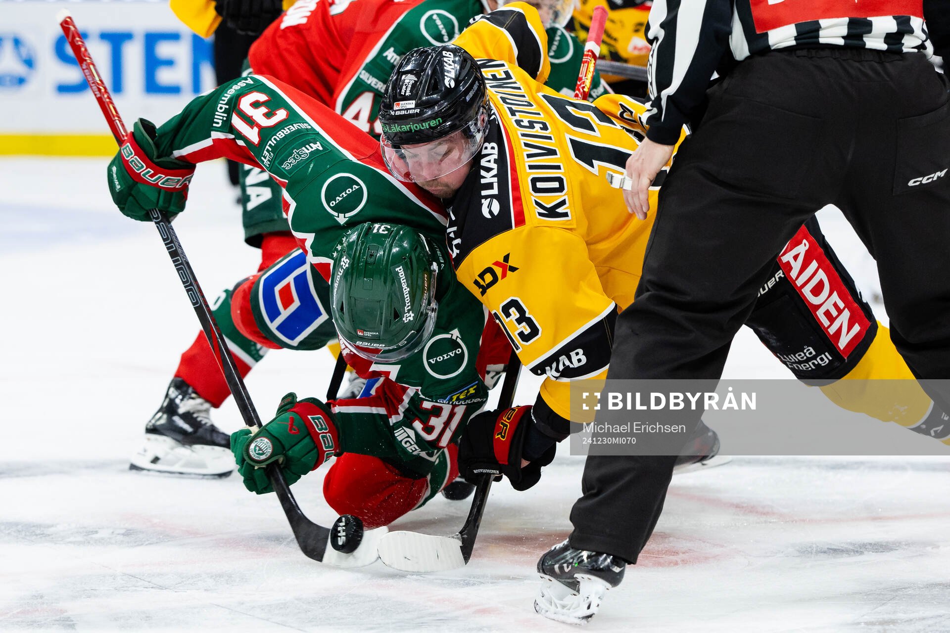 Frölundas Nicklas Lasu tekar mot Luleås Eetu Koivistoinen