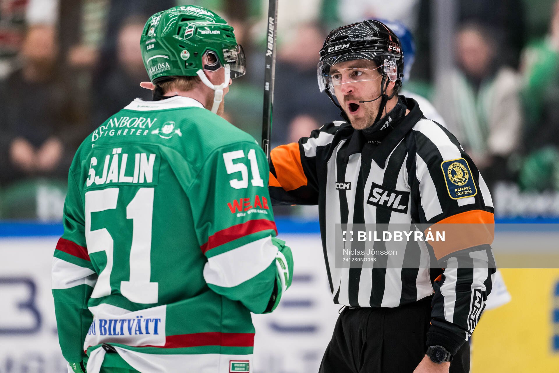 Rögles Calle Själin i diskussion med domare Kristoffer