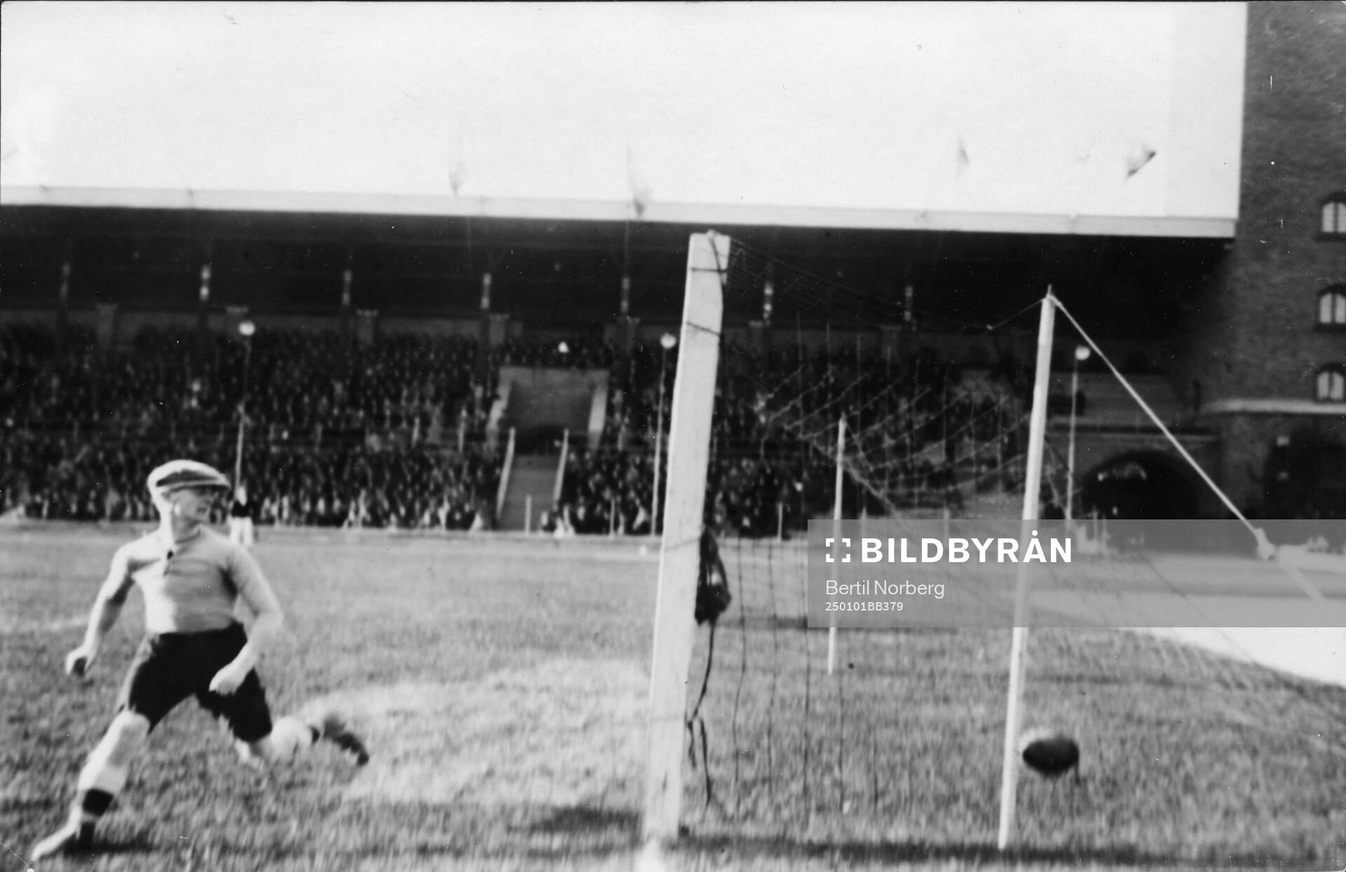Fotboll, Stockholm - Köpenhamn. Köpenhamn gör mål.