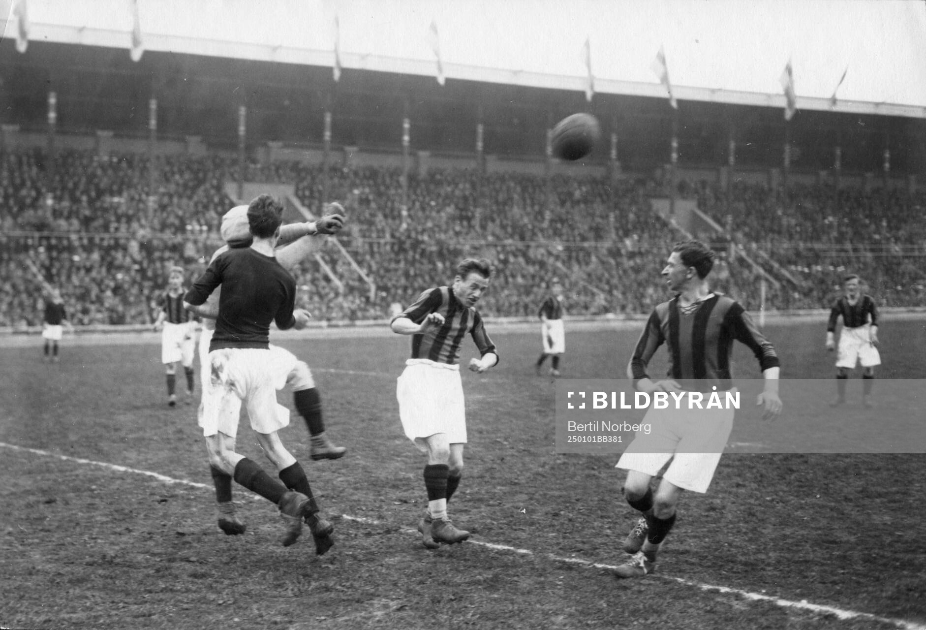 Fotboll, 1925. Från matchen AIK - Gais. Hillerström