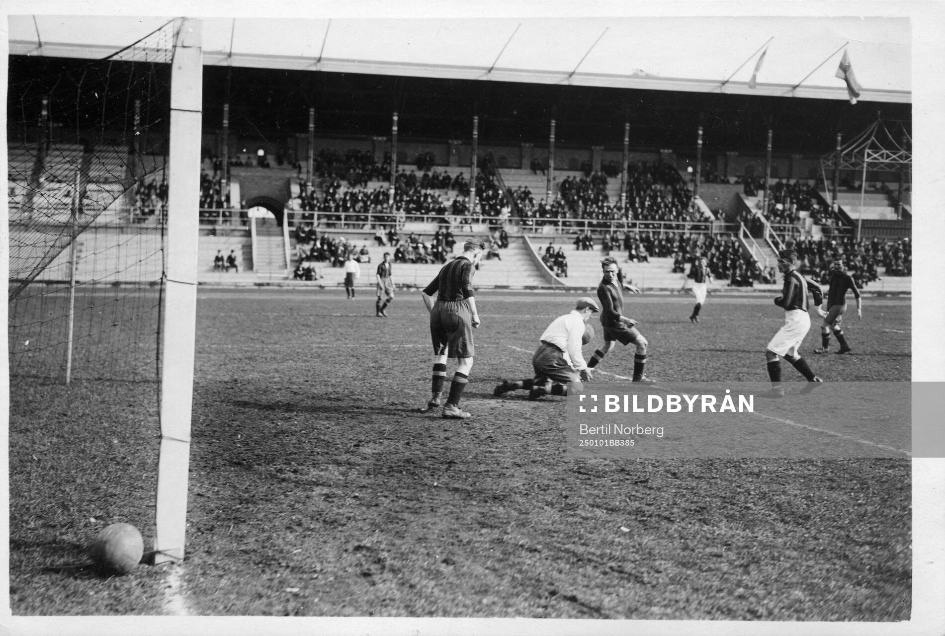 Från matchen Hammarby-Gais, framför Hammarbys mål. 1925.