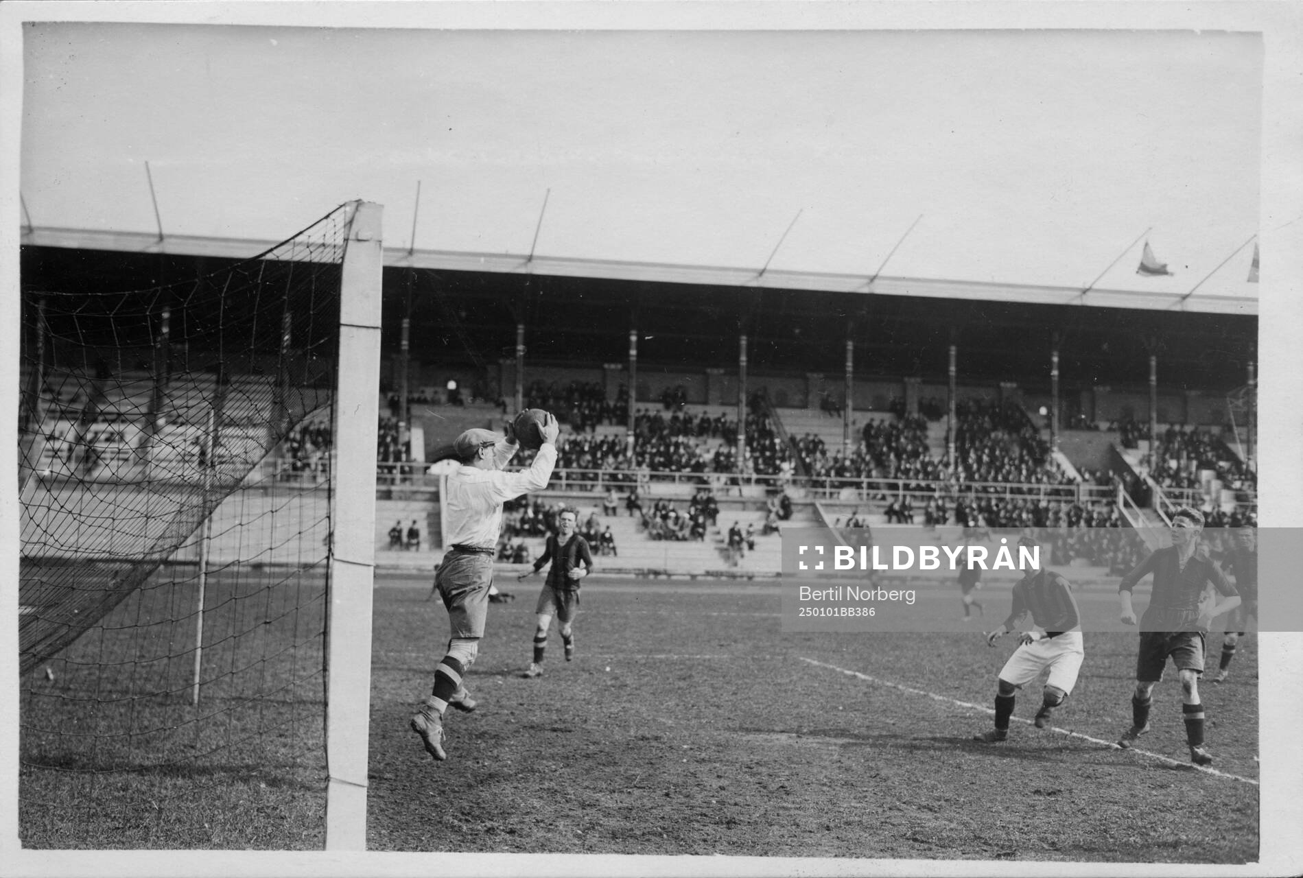 Från matchen Hammarby-Gais, framför Hammarbys mål. 1925.