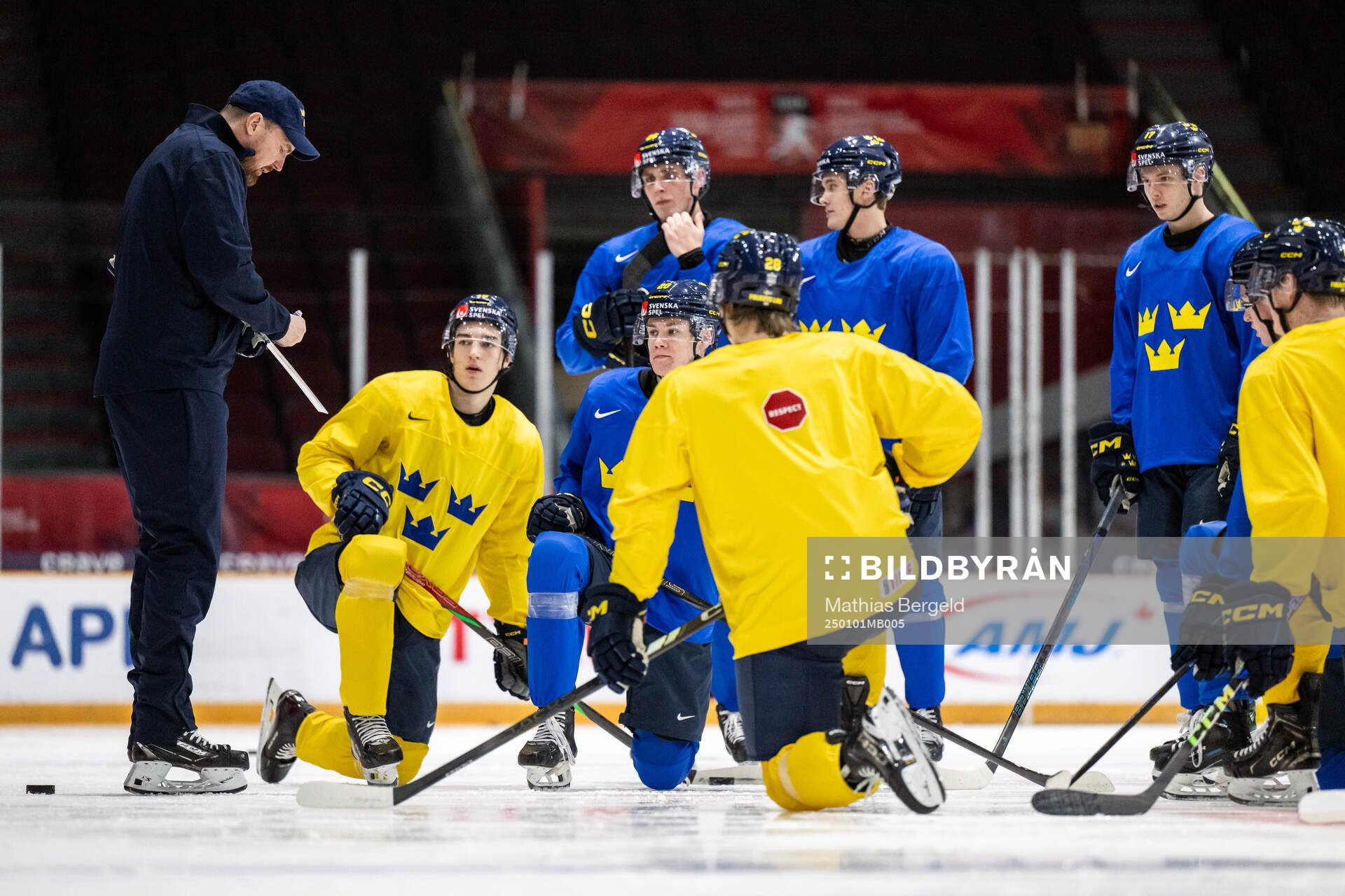 Assistant coach Gereon Dahlgren talks to players of Sweden