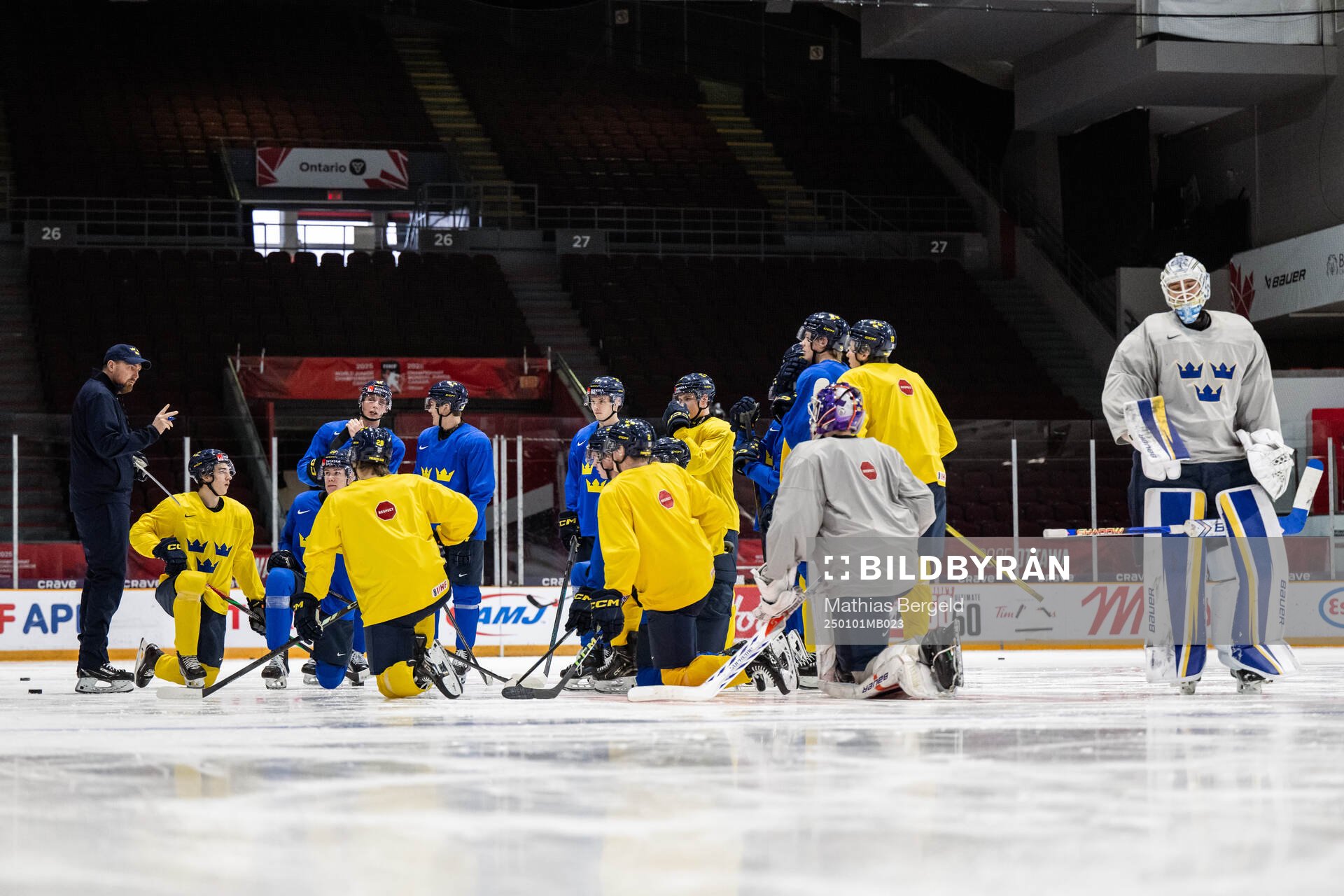 Assistant coach Gereon Dahlgren talks to players of Sweden