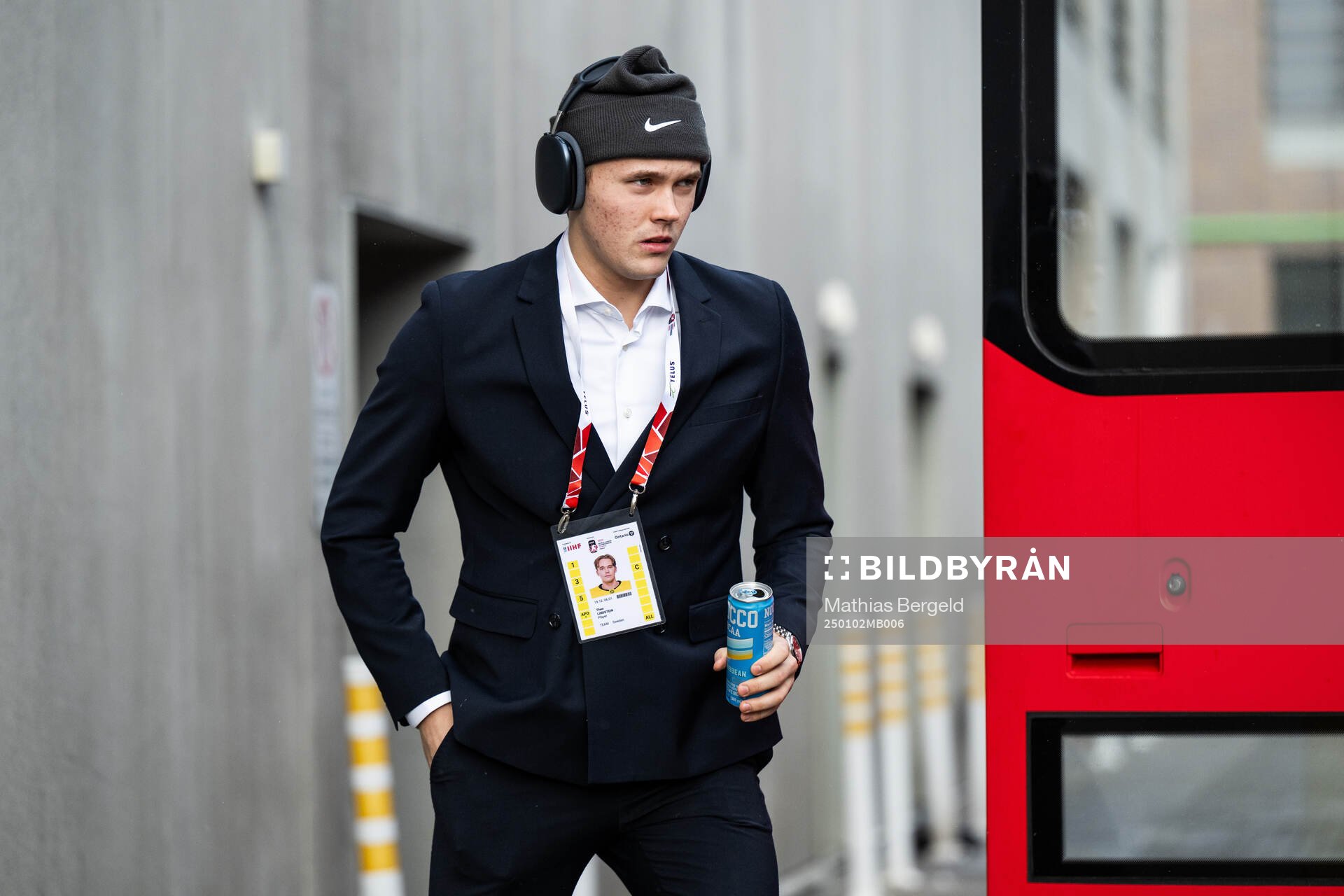 Theo Lindstein of Sweden arrives to the arena