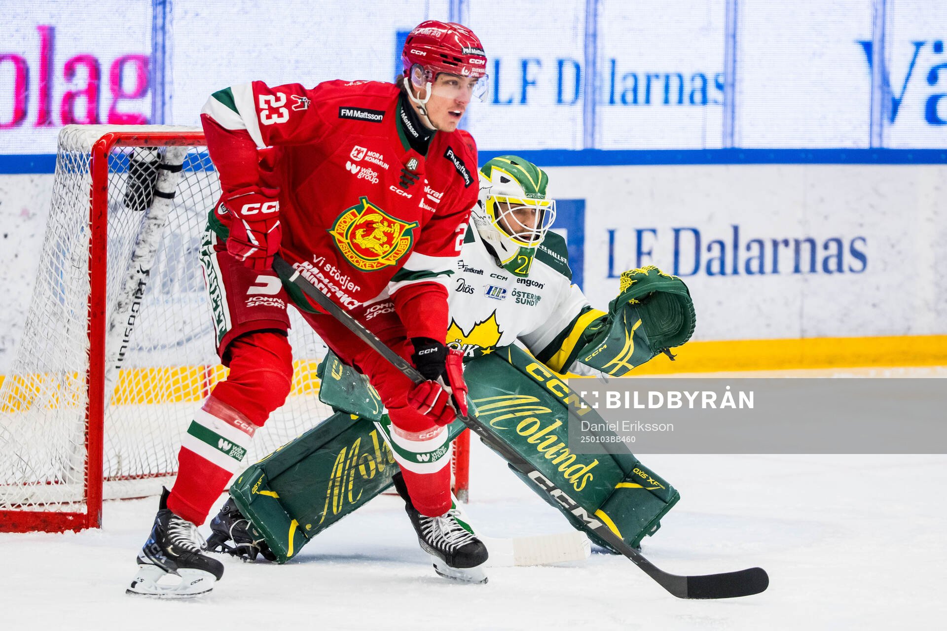 Moras Gustav Olhaver och Östersunds målvakt Andreas
