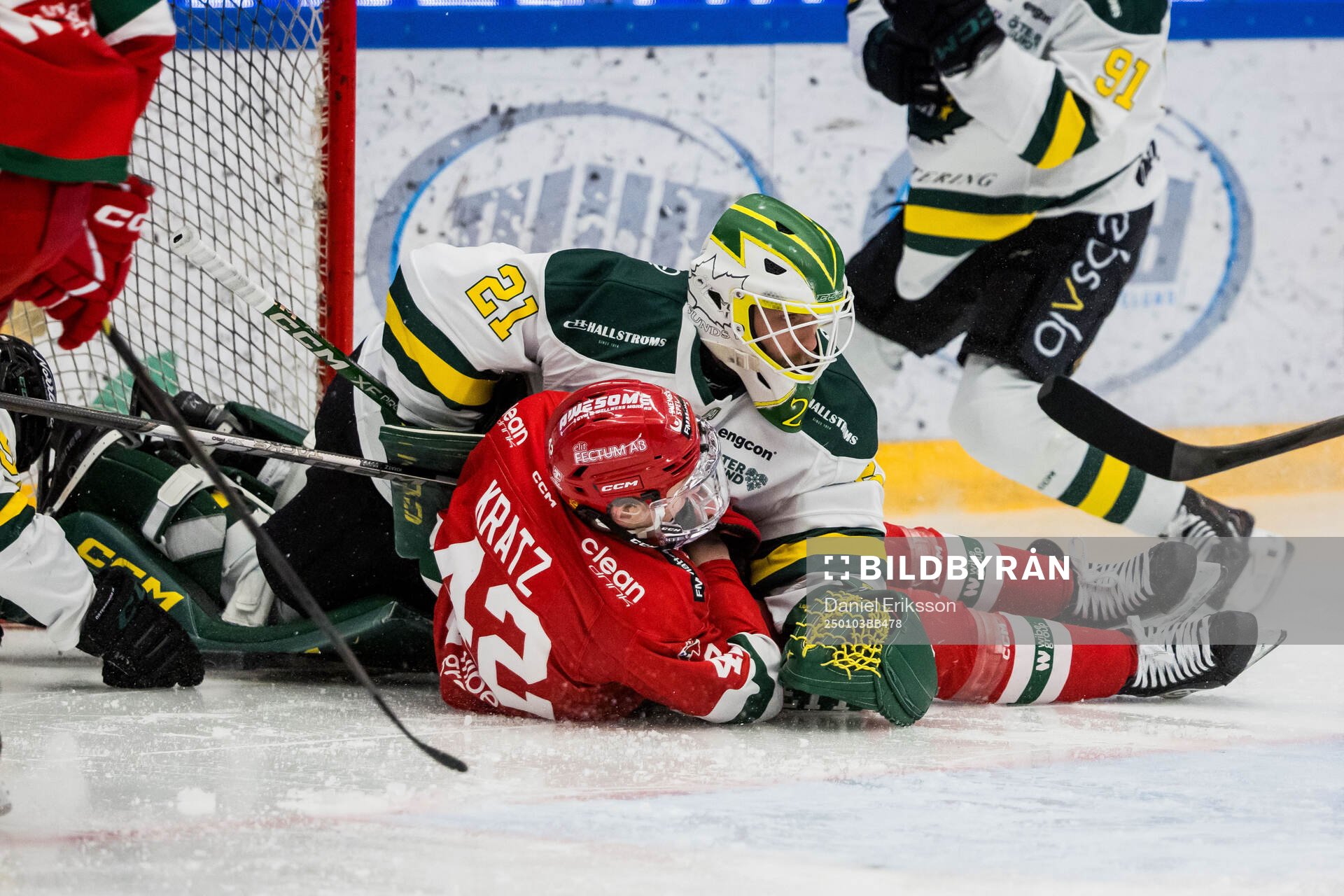 Moras Kalle Kratz och Östersunds målvakt Andreas Ljunggren