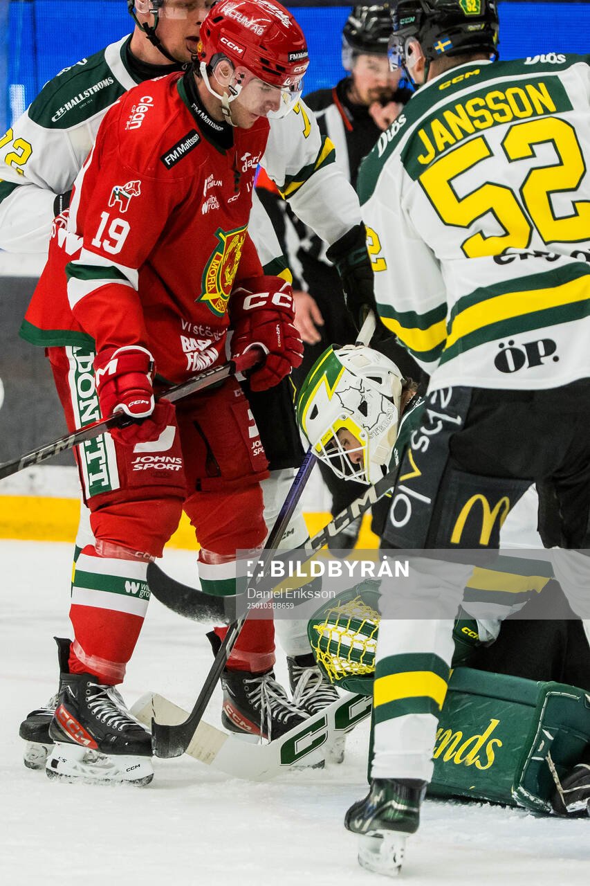 Moras Ture Linden och Östersunds målvakt Andreas Ljunggren