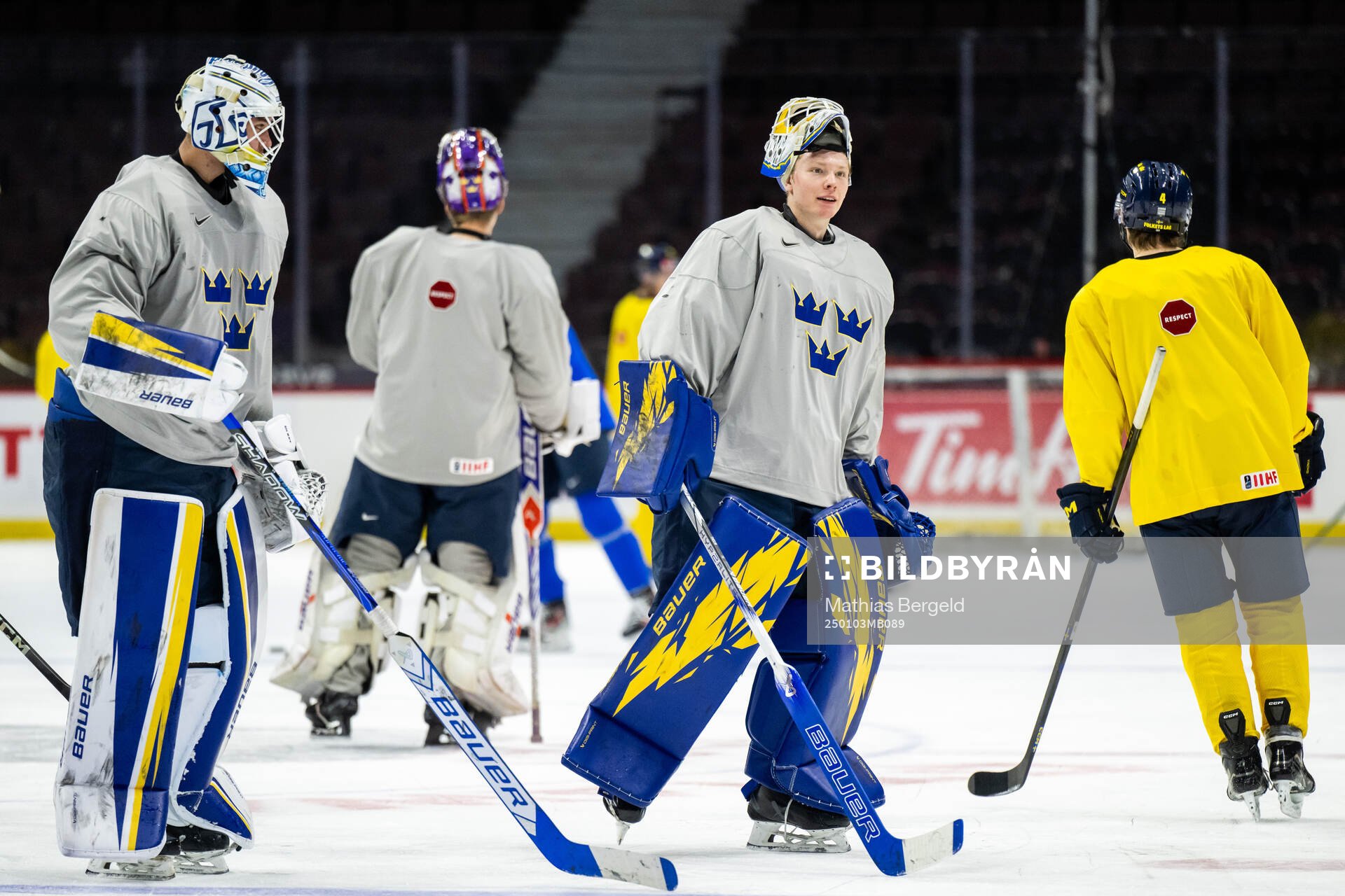 Goaltender Marcus Gidlöf and goaltender Melker Thelin of