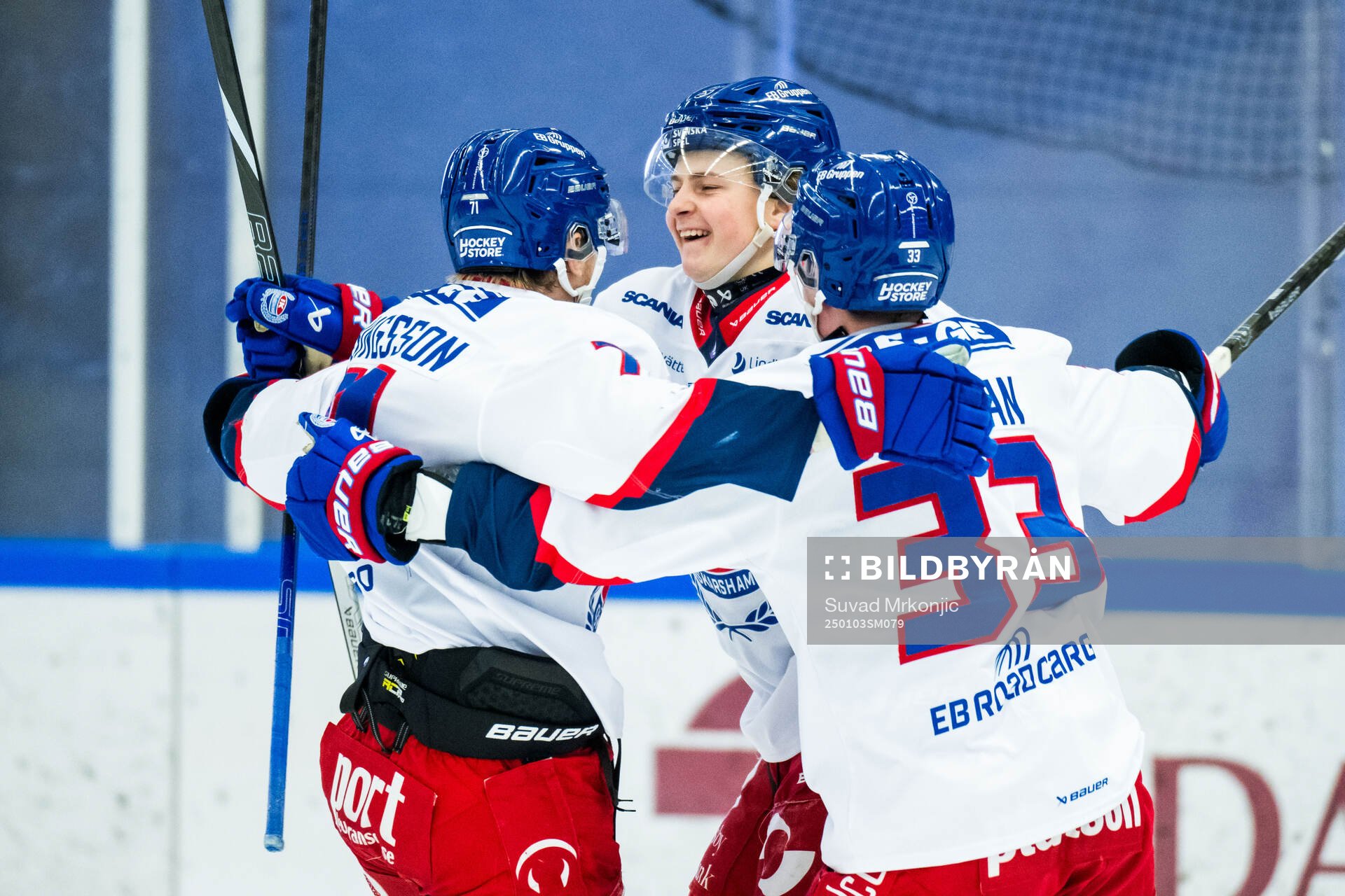 Oskarshamns Axel Landén jublar med Filip Sveningsson och