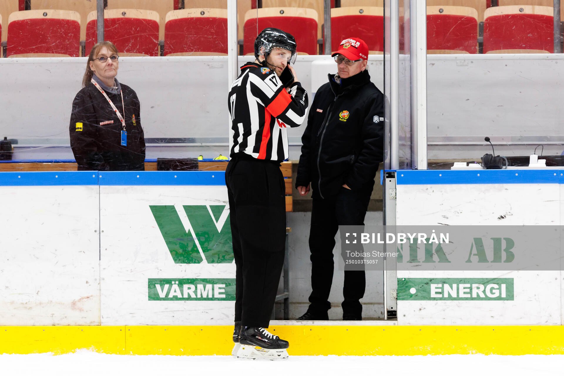 Domare Niklas Johansson försöker få kontakt med