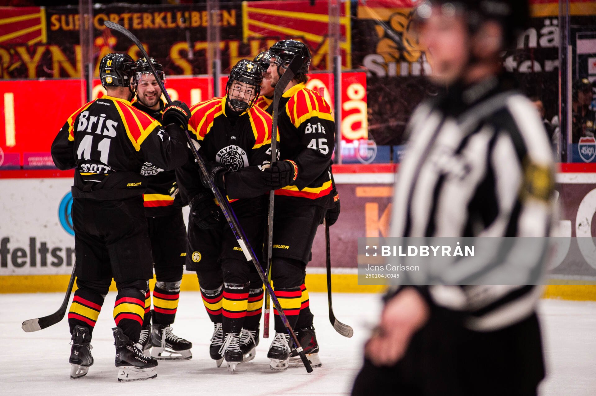 Brynäs Gustav Hillström jublar med lagkamrater