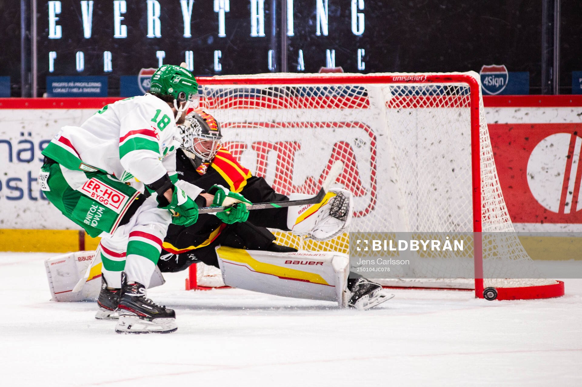 Rögles Dennis Everberg och Brynäs målvakt Ludvig Persson