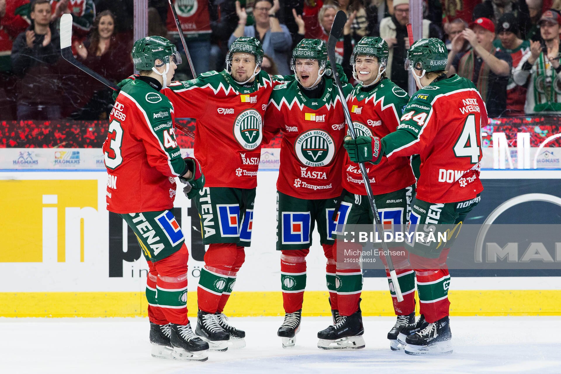 Frölundas Isac Born jublar med lagkamrater