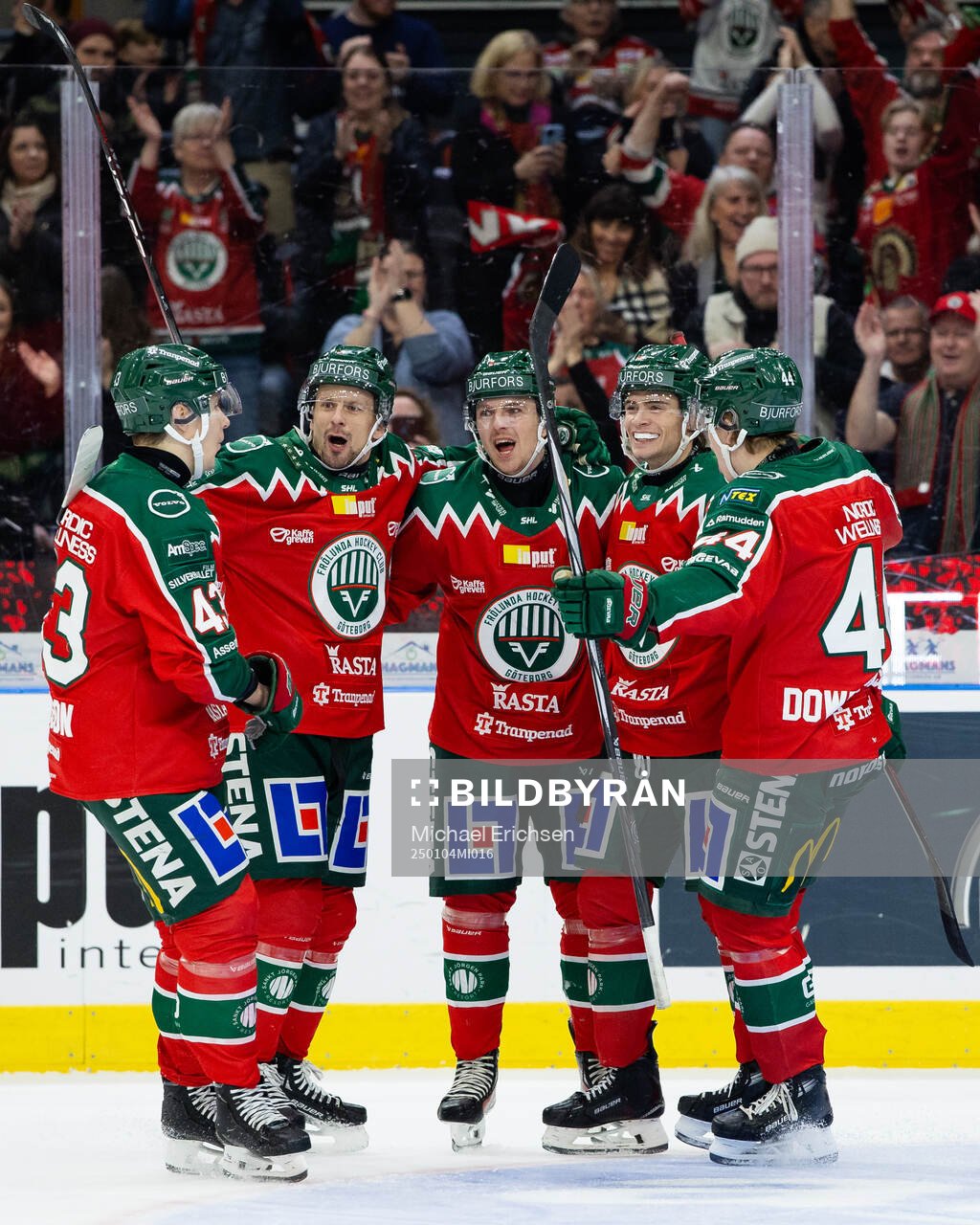Frölundas Isac Born jublar med lagkamrater