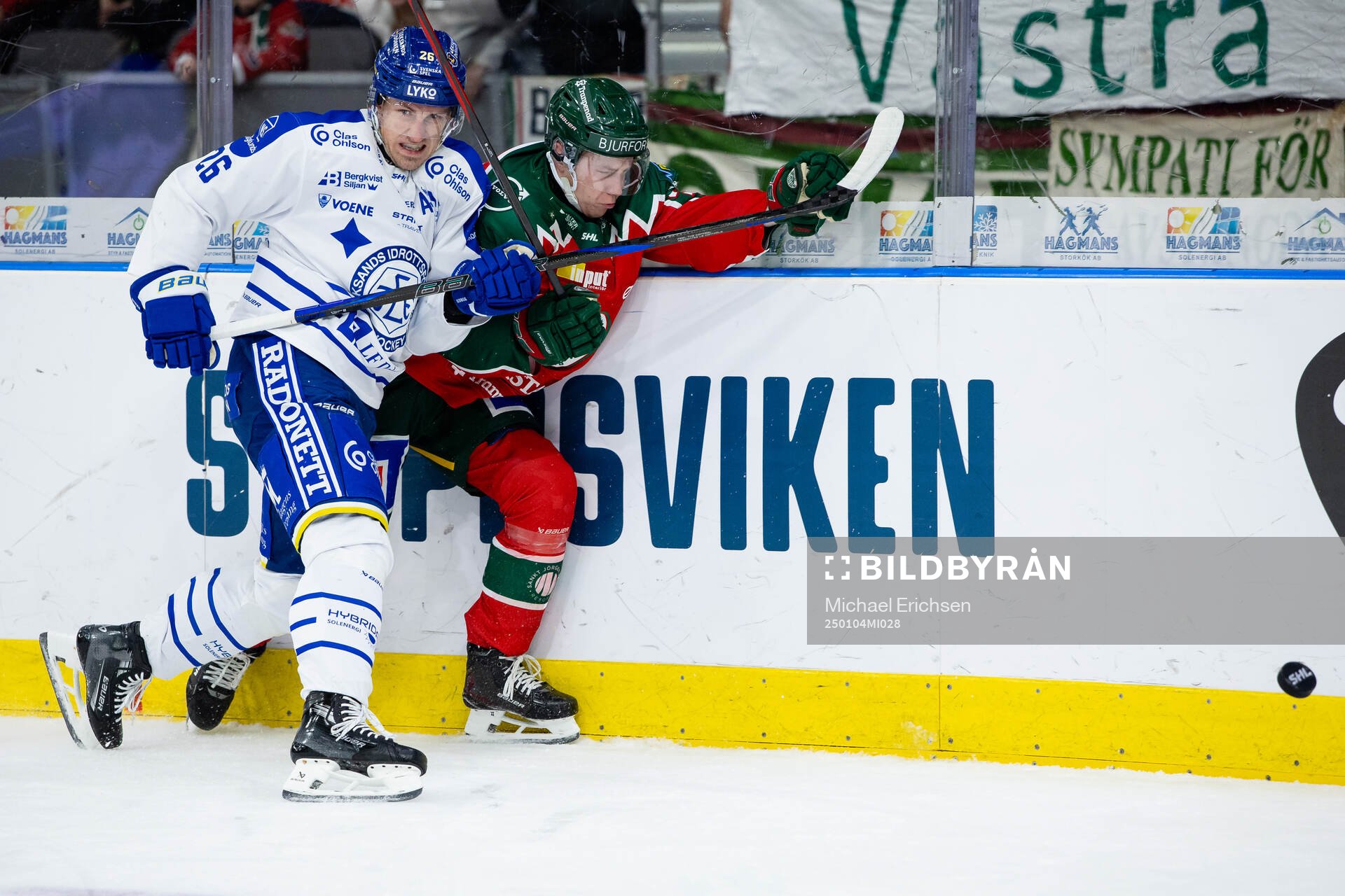 Leksands Patrik Norén tacklar Frölundas Noah Hasa