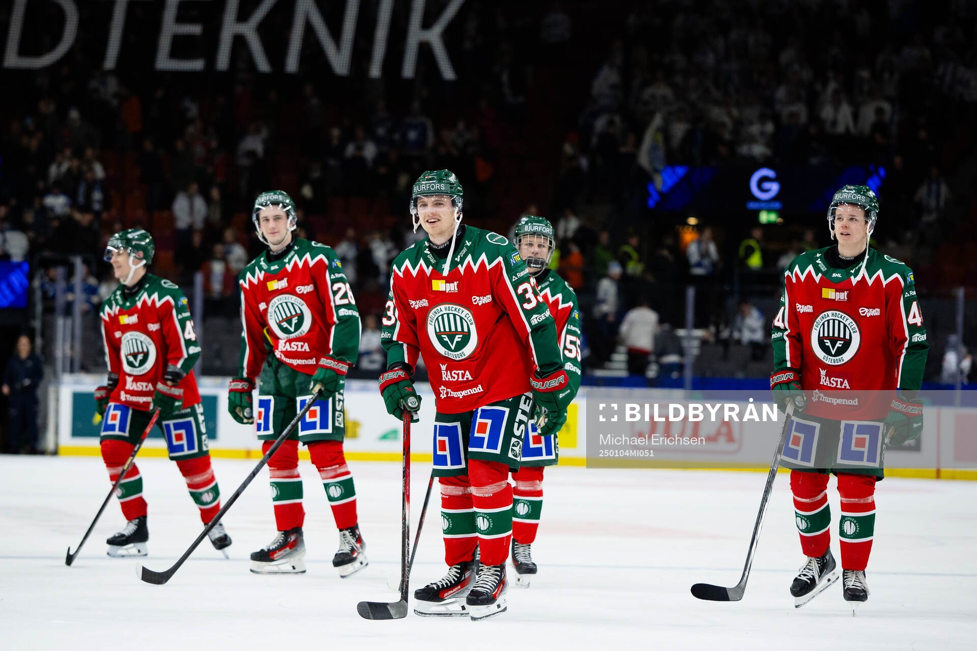 Frölundas spelare jublar och tackar publiken