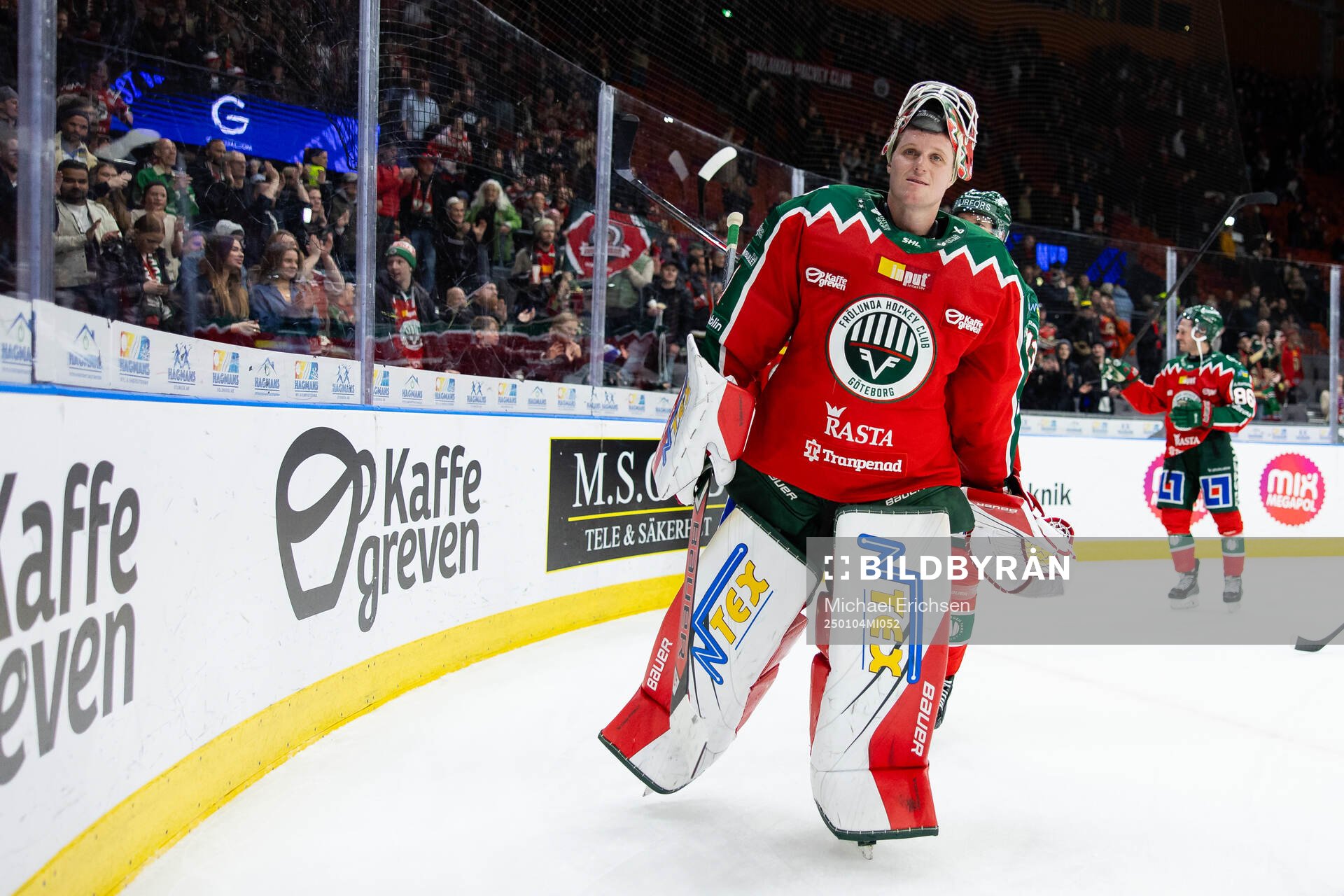 Frölundas målvakt Lars Johansson jublar och tackar