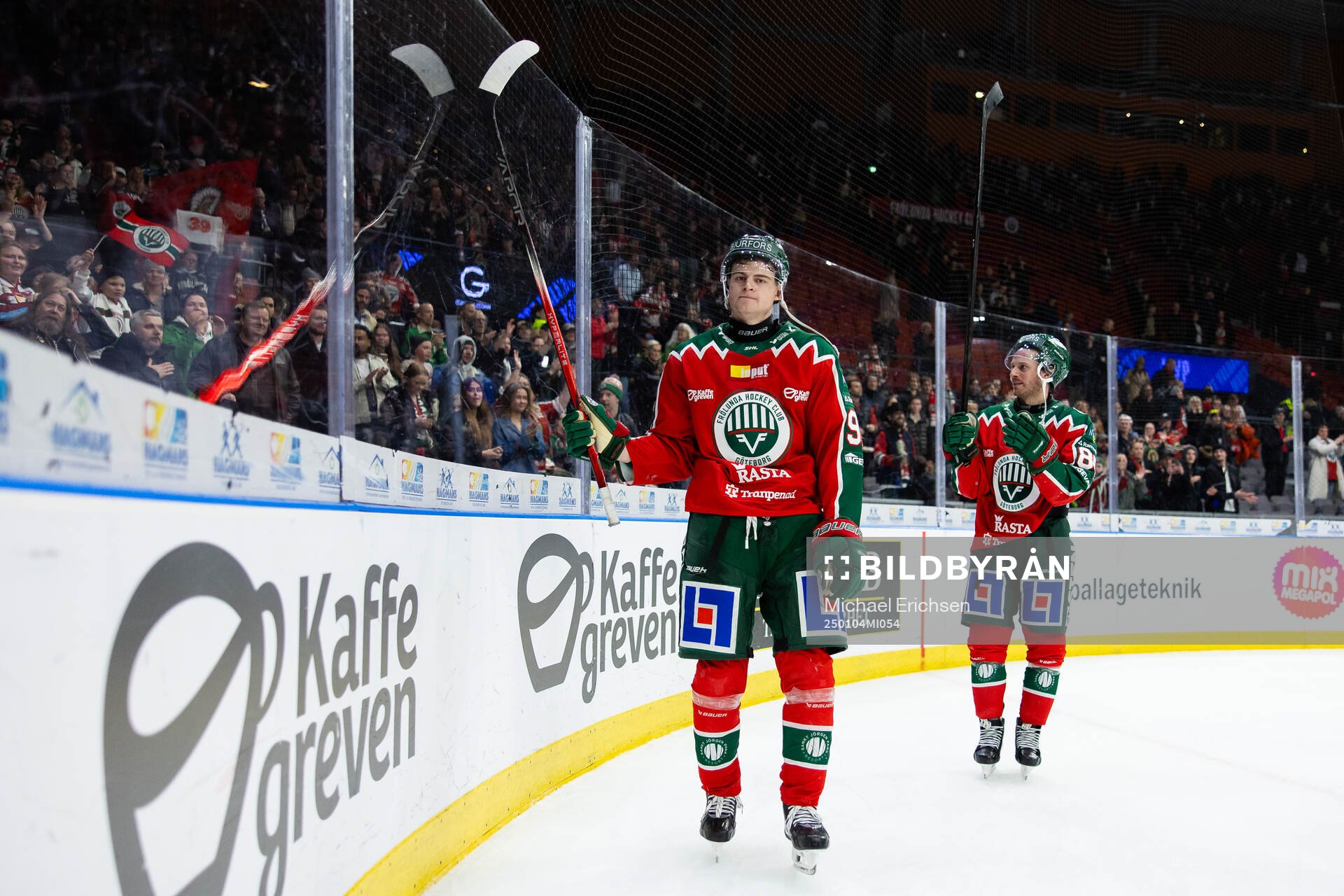 Frölundas Filip Cederqvist och Erik Thorell jublar och