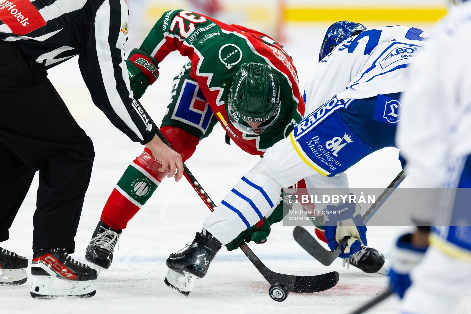 Frölundas Noah Hasa tekar mot Leksands Lukas Vejdemo