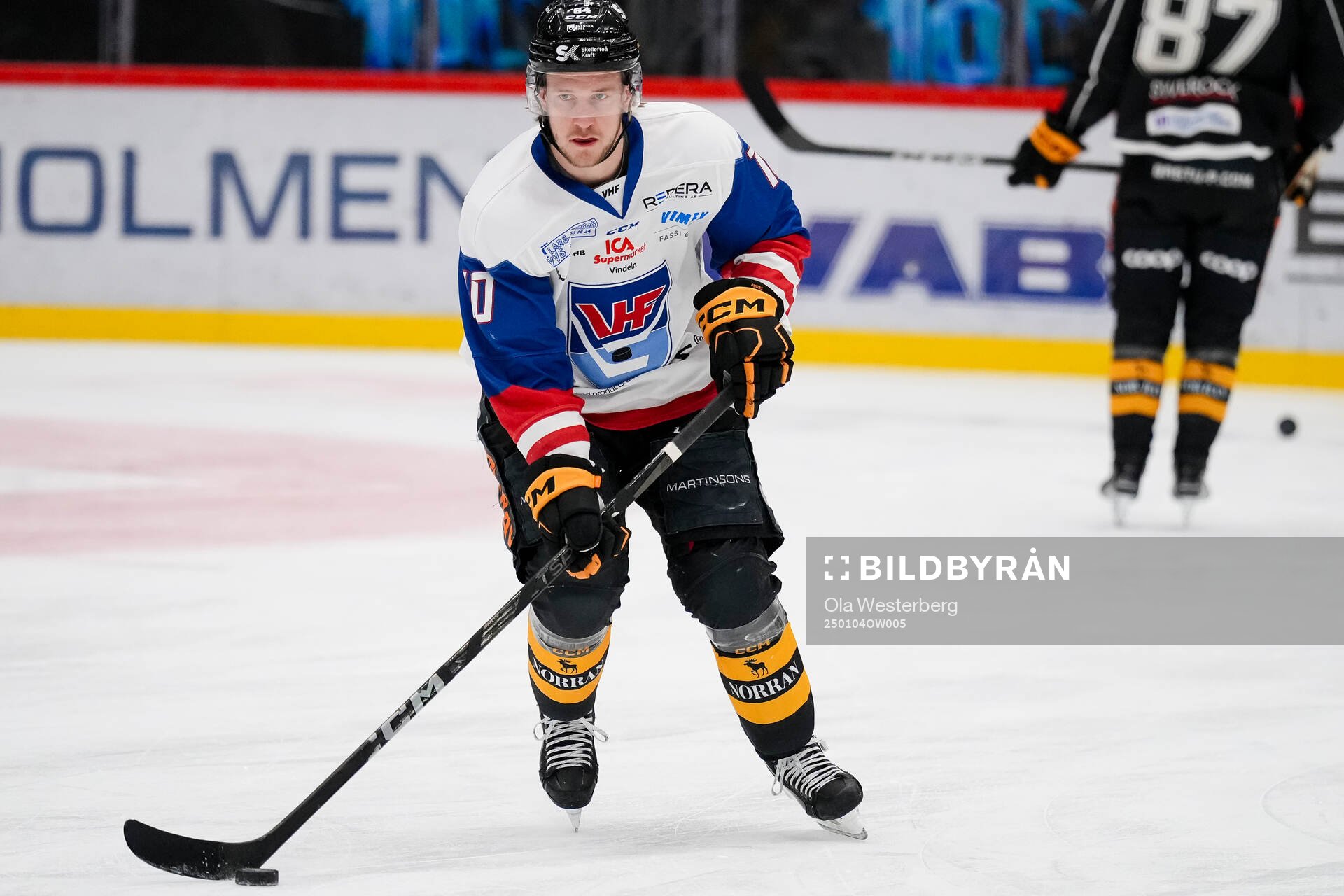 Skellefteås Jonathan Pudas  i Vindels tröja innan