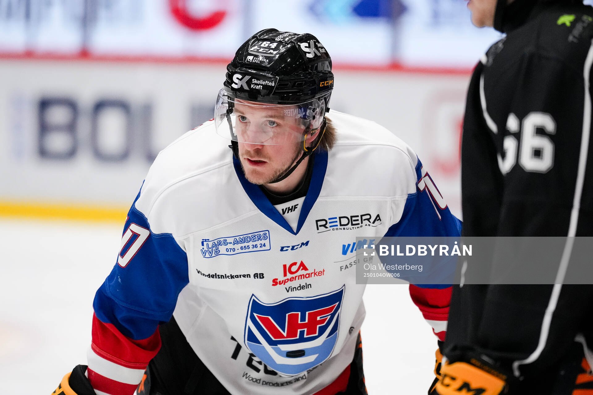 Skellefteås Jonathan Pudas  i Vindels tröja innan