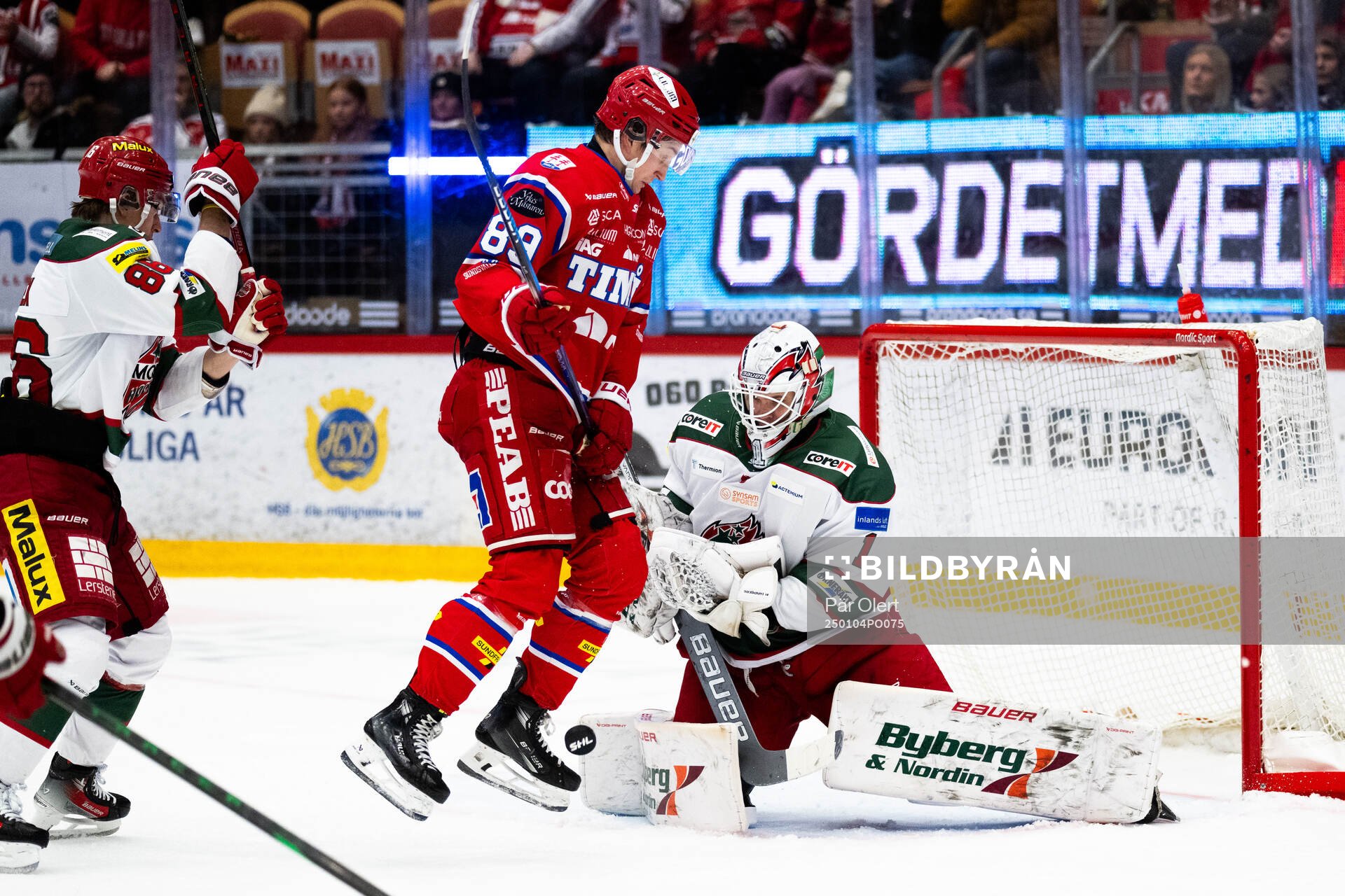 Timrås Oliver Kapanen och Modos målvakt Ebbe Lundberg