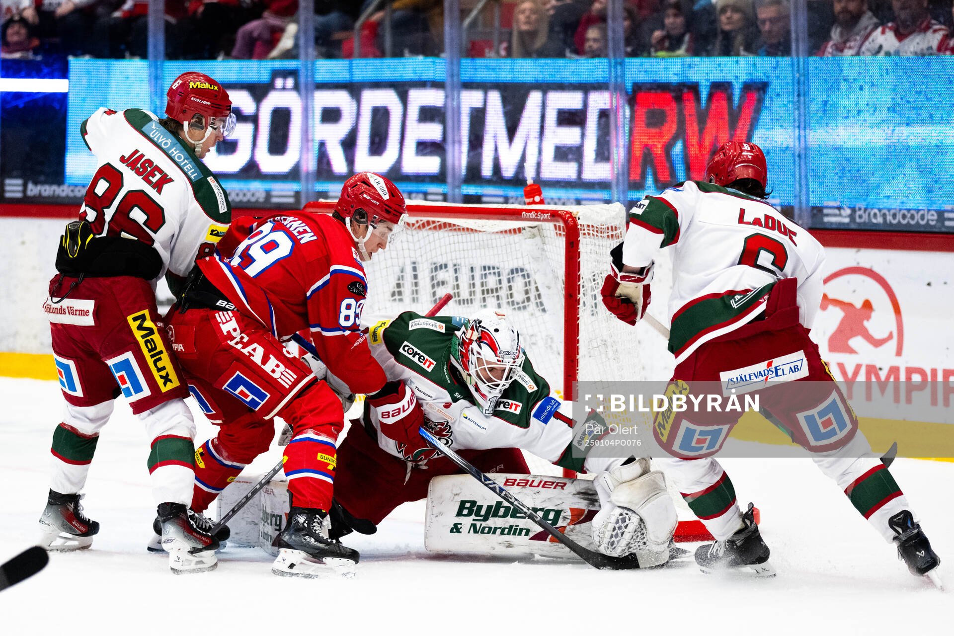 Timrås Oliver Kapanen och Modos målvakt Ebbe Lundberg