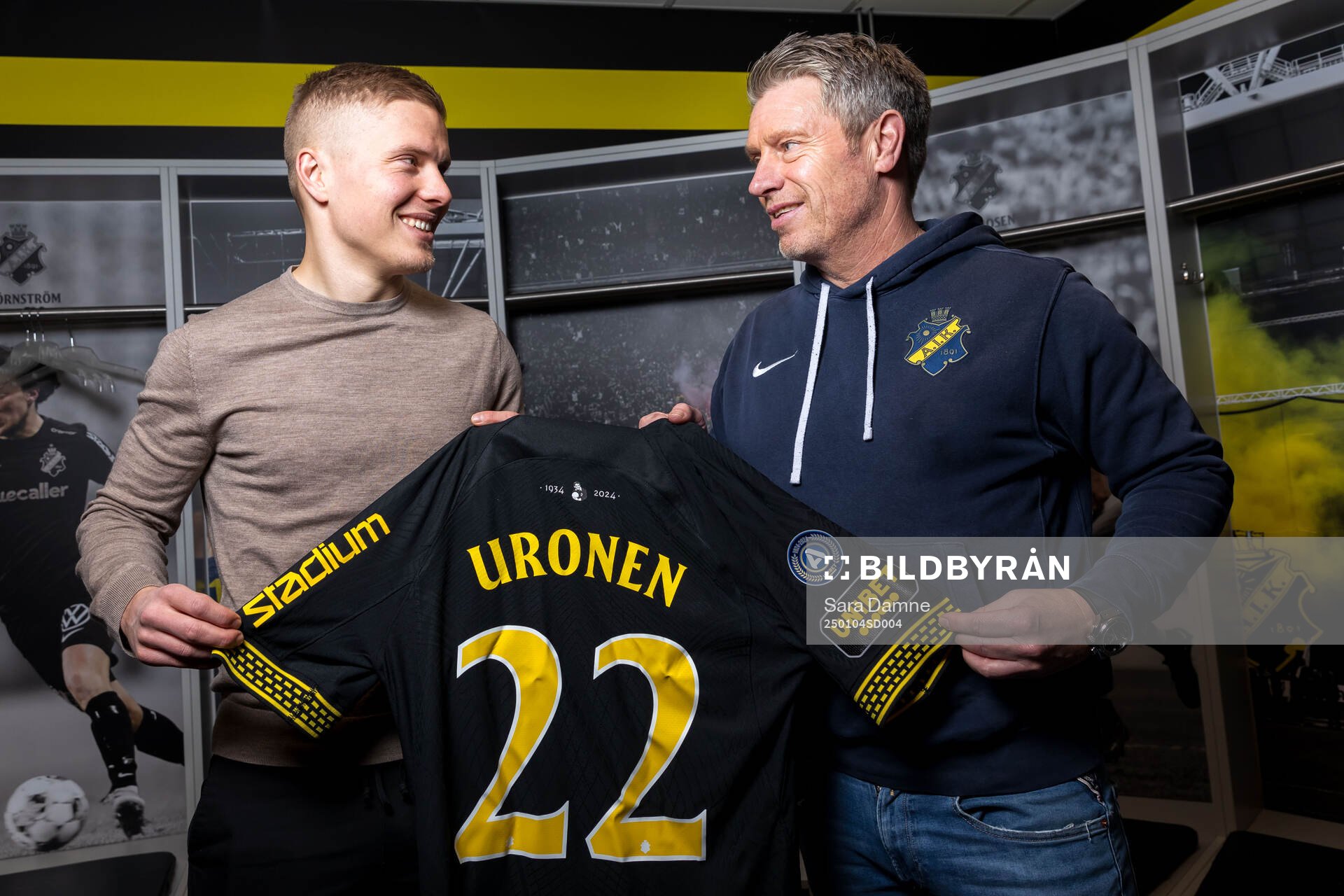 Jere Uronen och AIKs sportchef Thomas Berntsen poserar för porträtt i samband med att han presenteras som nyförvärv av AIK den 4 januari 2025 i Stockholm.
