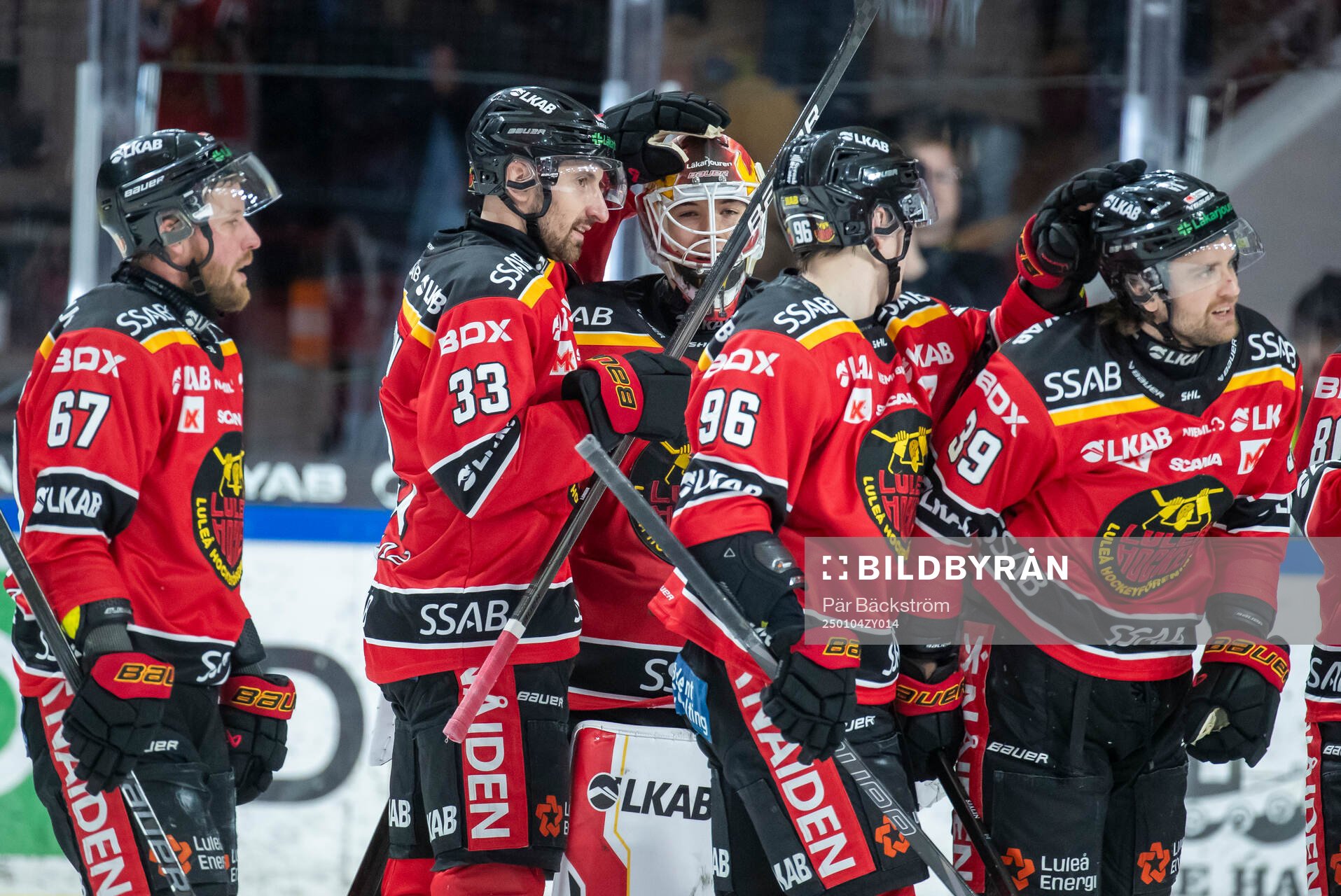 Luleås målvakt Matteus Ward jublar med Albin Lundin