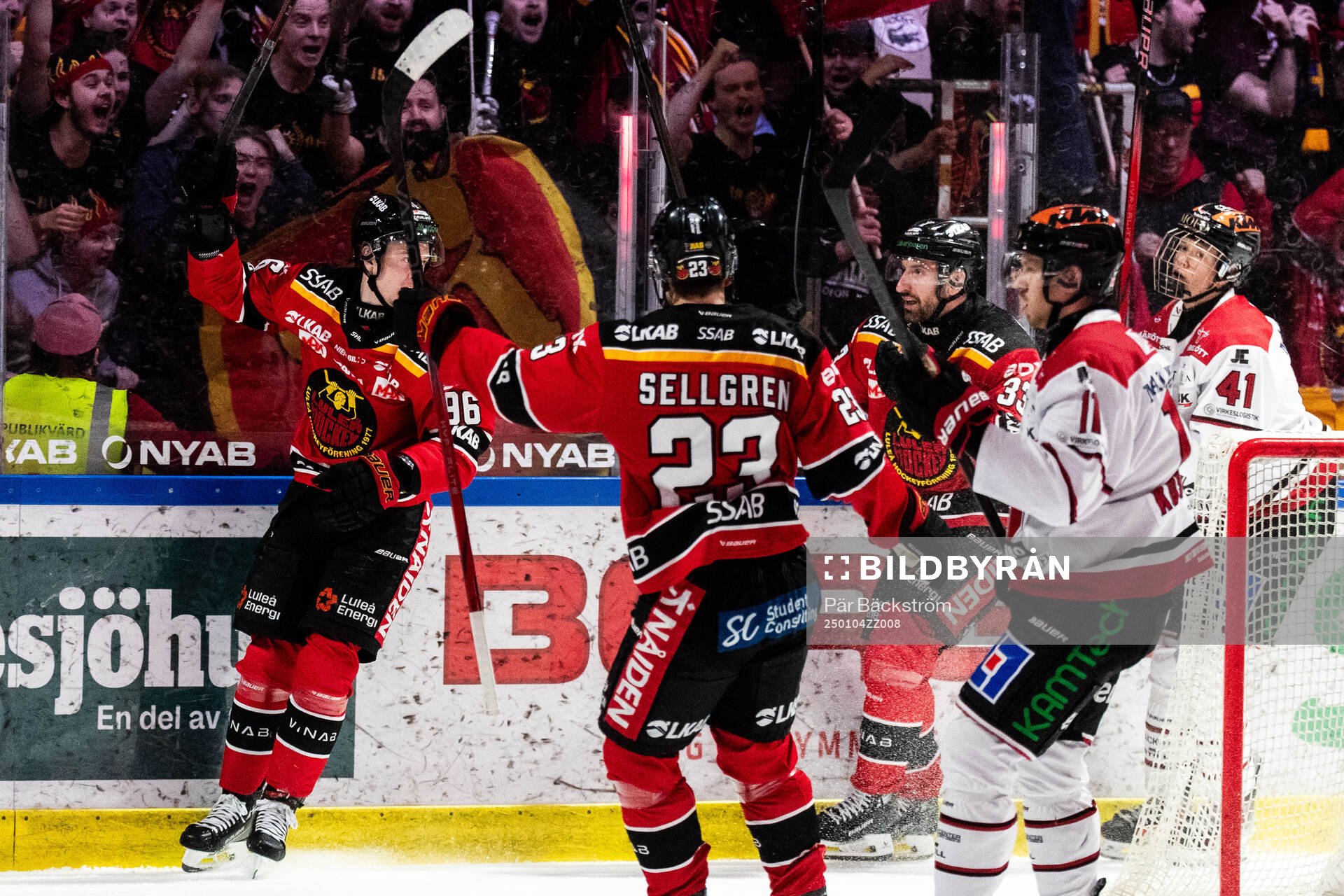 Luleås Albin Lundin jublar med Pontus Andreasson och