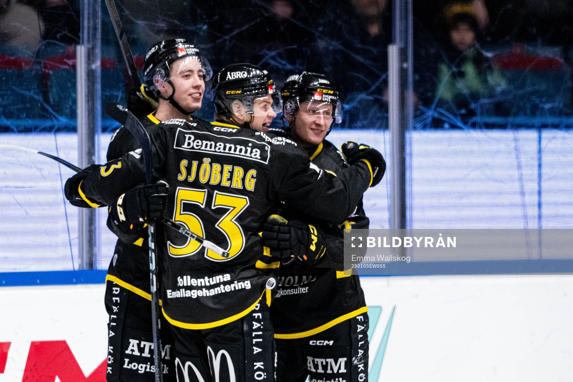 AIKs Oskar Magnusson jublar med lagkamrater