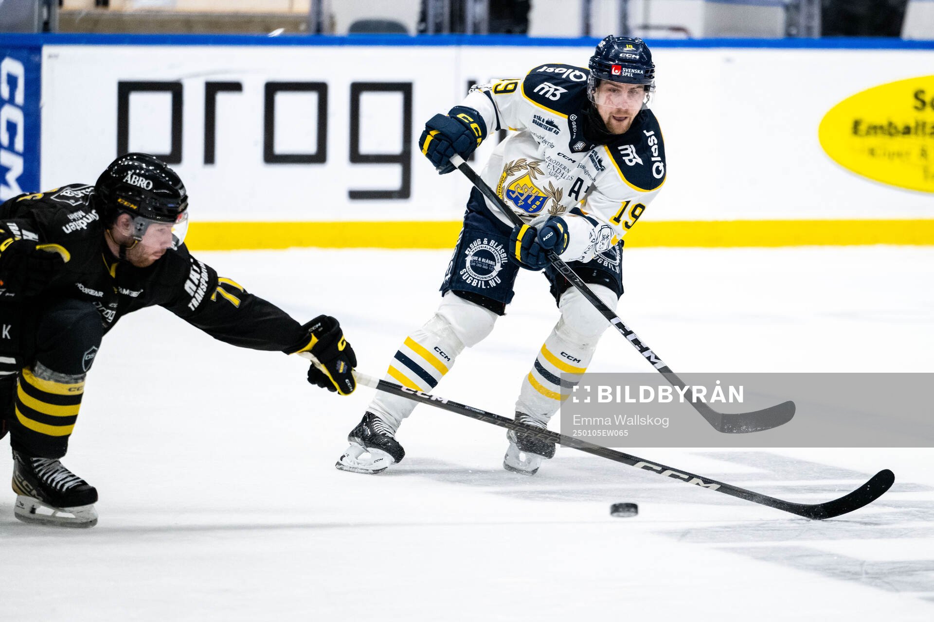 AIKs Lukas Zetterberg och Södertäljes Hampus Harlestam
