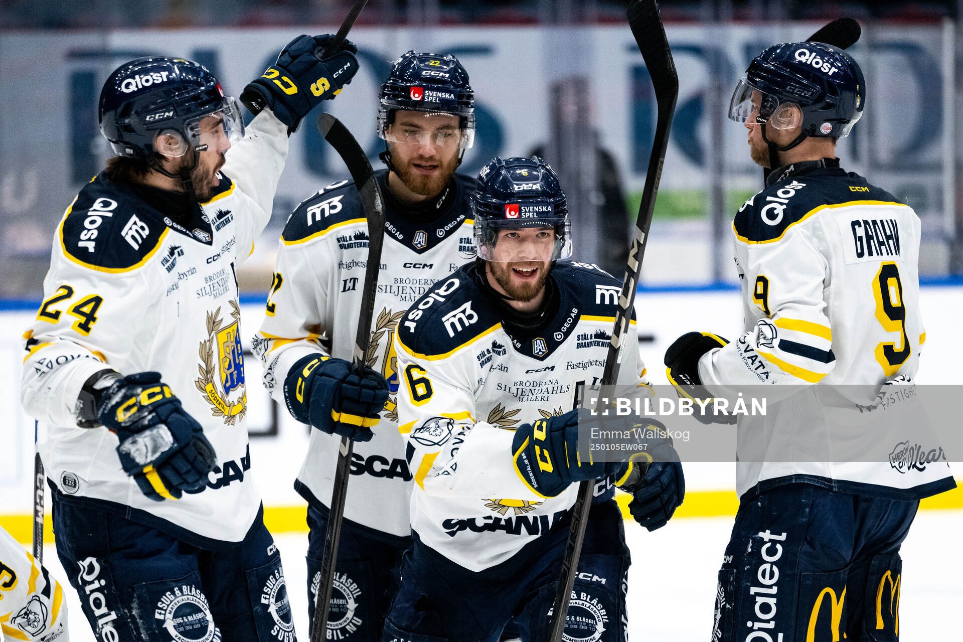 Södertäljes Olli Vainio jublar med Jacob Dahlström,