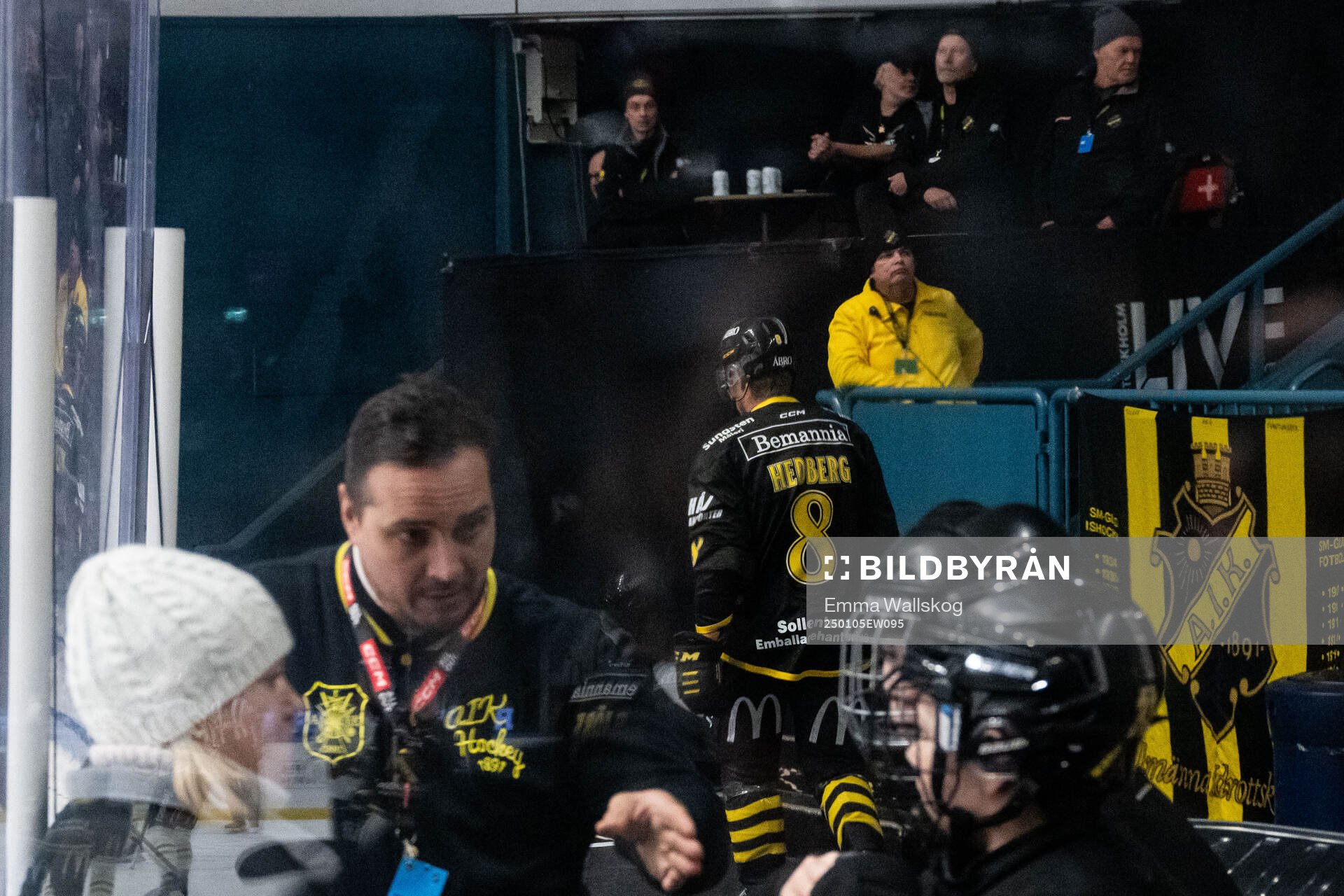 AIKs Tom Hedberg lämnar isen skadad