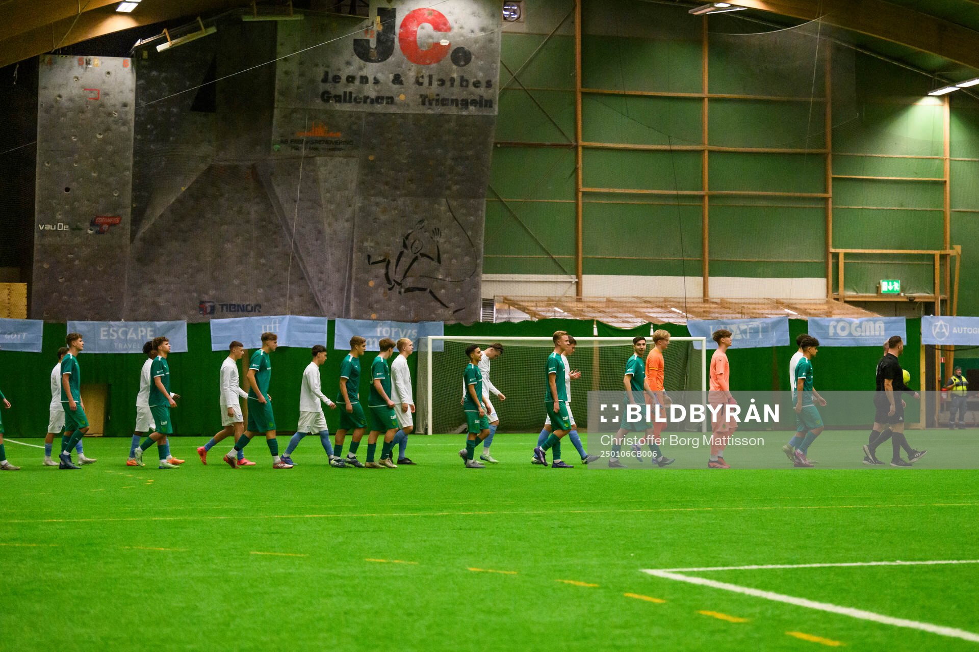 Malmö FF P16s och BK Olympic P16s spelare inför ungdomsturneringen Skånecupen i fotboll den 6 januari 2025 i Malmö. 